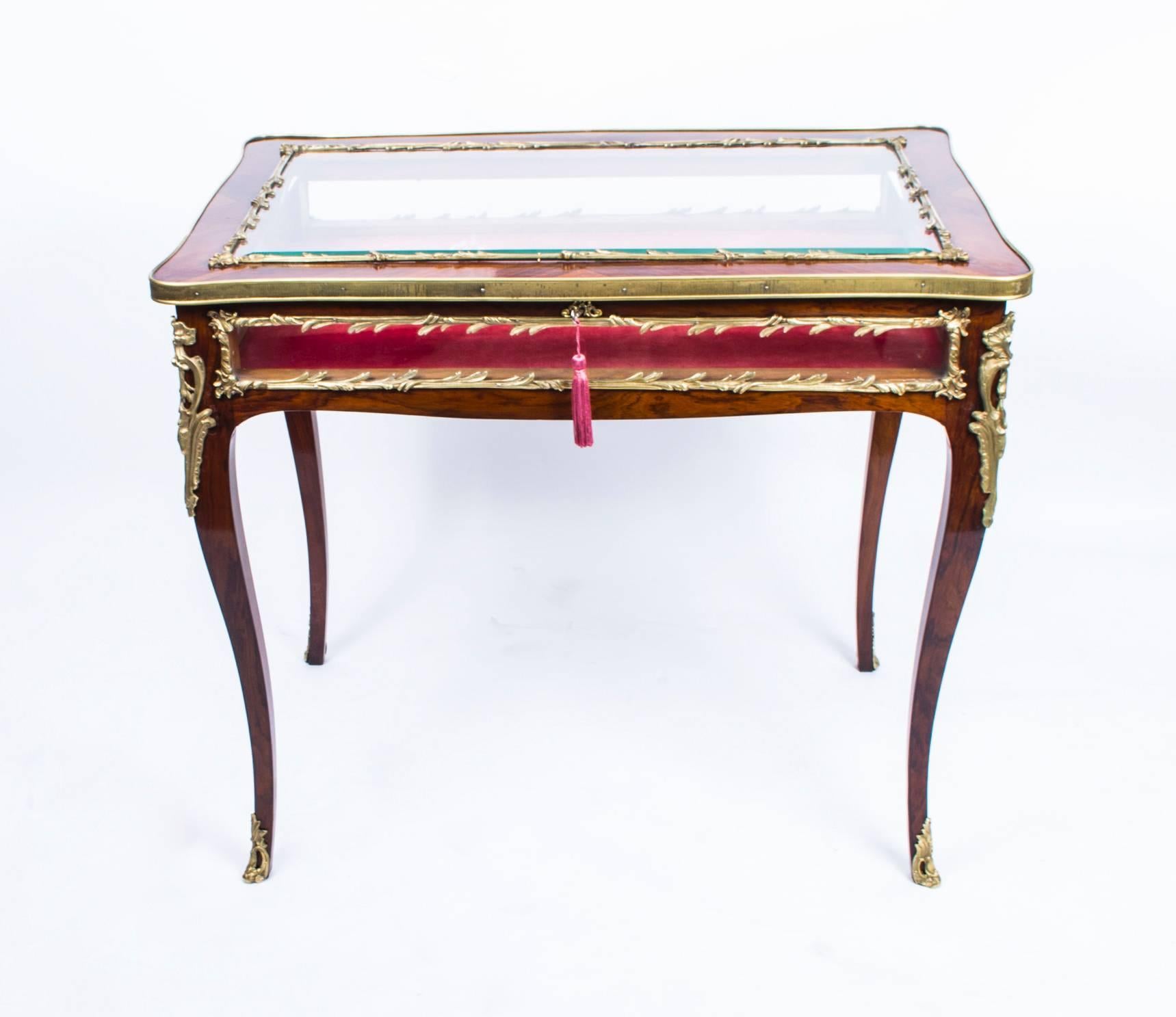 This is a beautiful antique French Kingwood and ormolu-mounted bijouterie display table in the Louis XV style, circa 1880 in date.

It has a bevelled glass lid and glass sides, it has it's original light pink velvet lining. The glass is framed