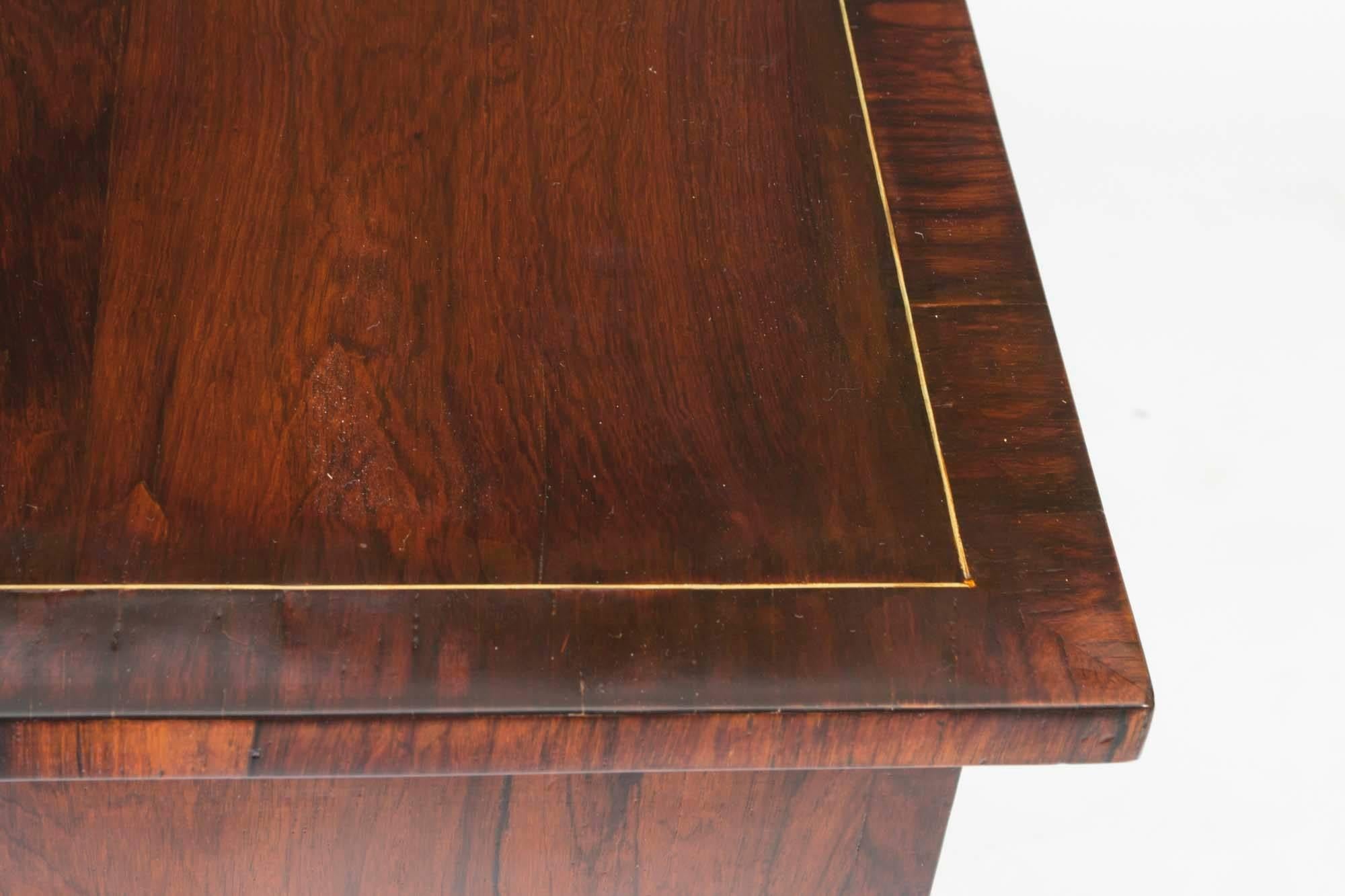 Inizio XIX secolo Armadio Chiffonier intarsiato in ottone del XIX secolo Regency in vendita