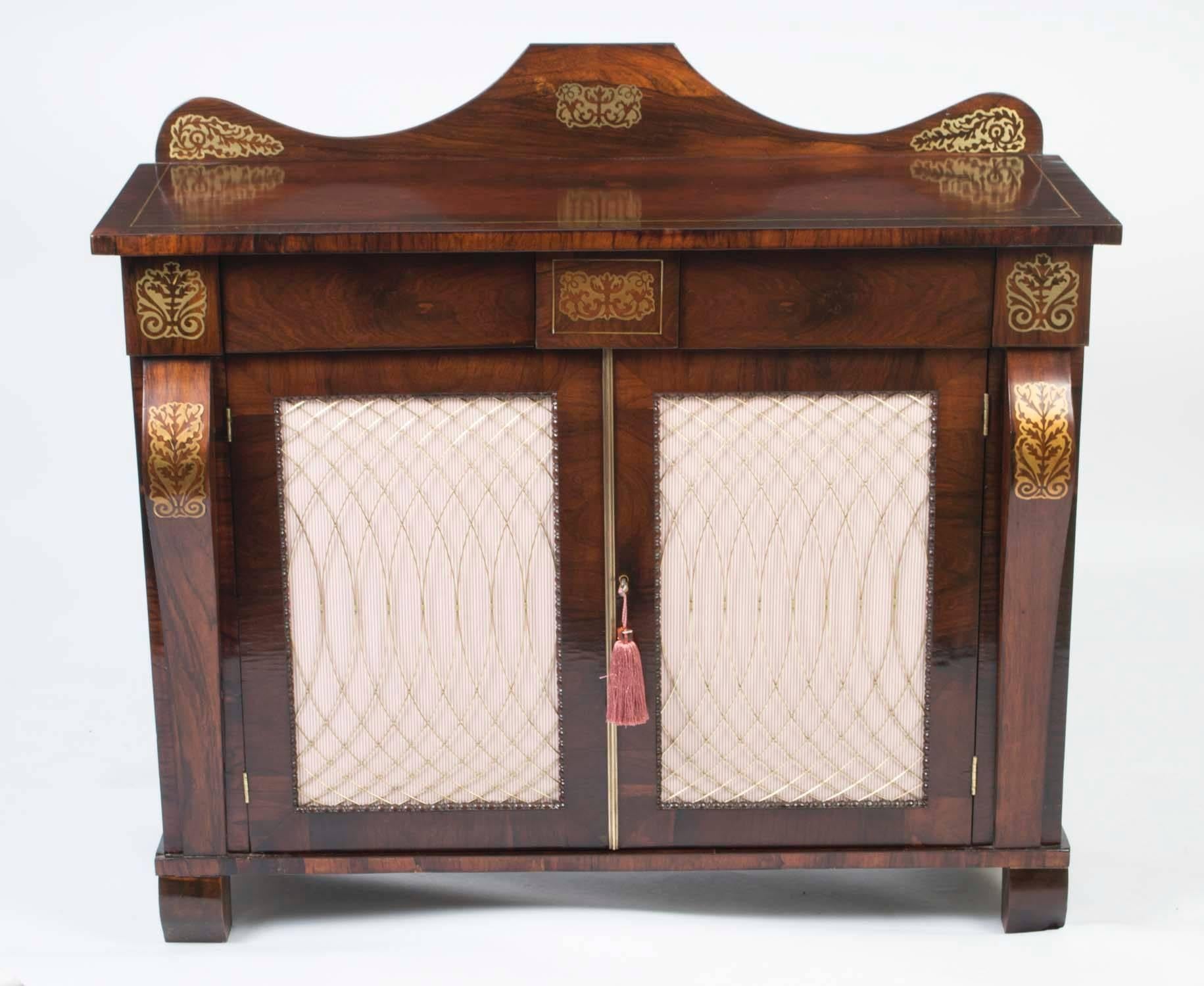 Chiffonnier de cabinet Regency du 19ème siècle en laiton incrusté en vente 1