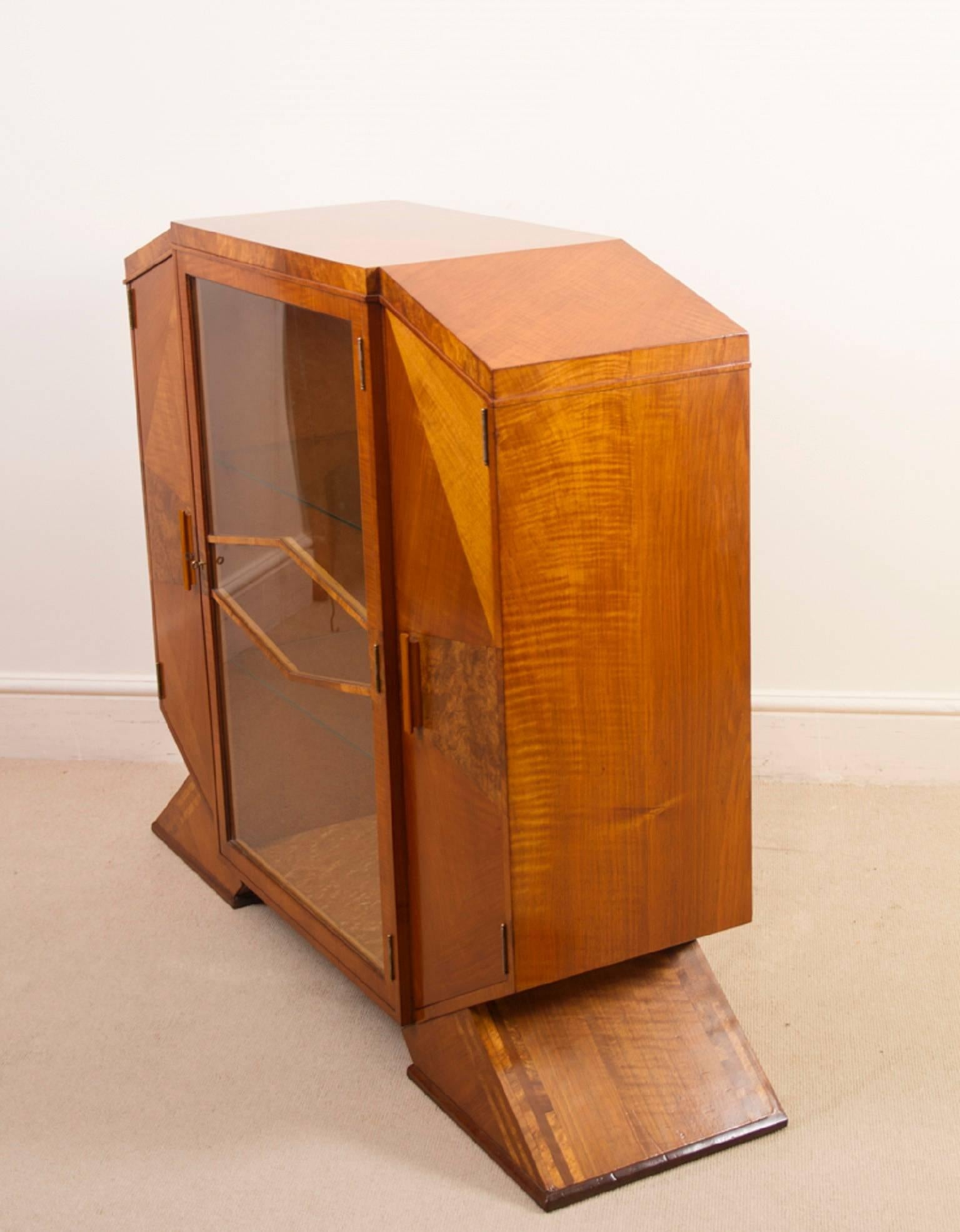 1920s Art Deco Satinwood Maple Display Cabinet In Excellent Condition In London, GB