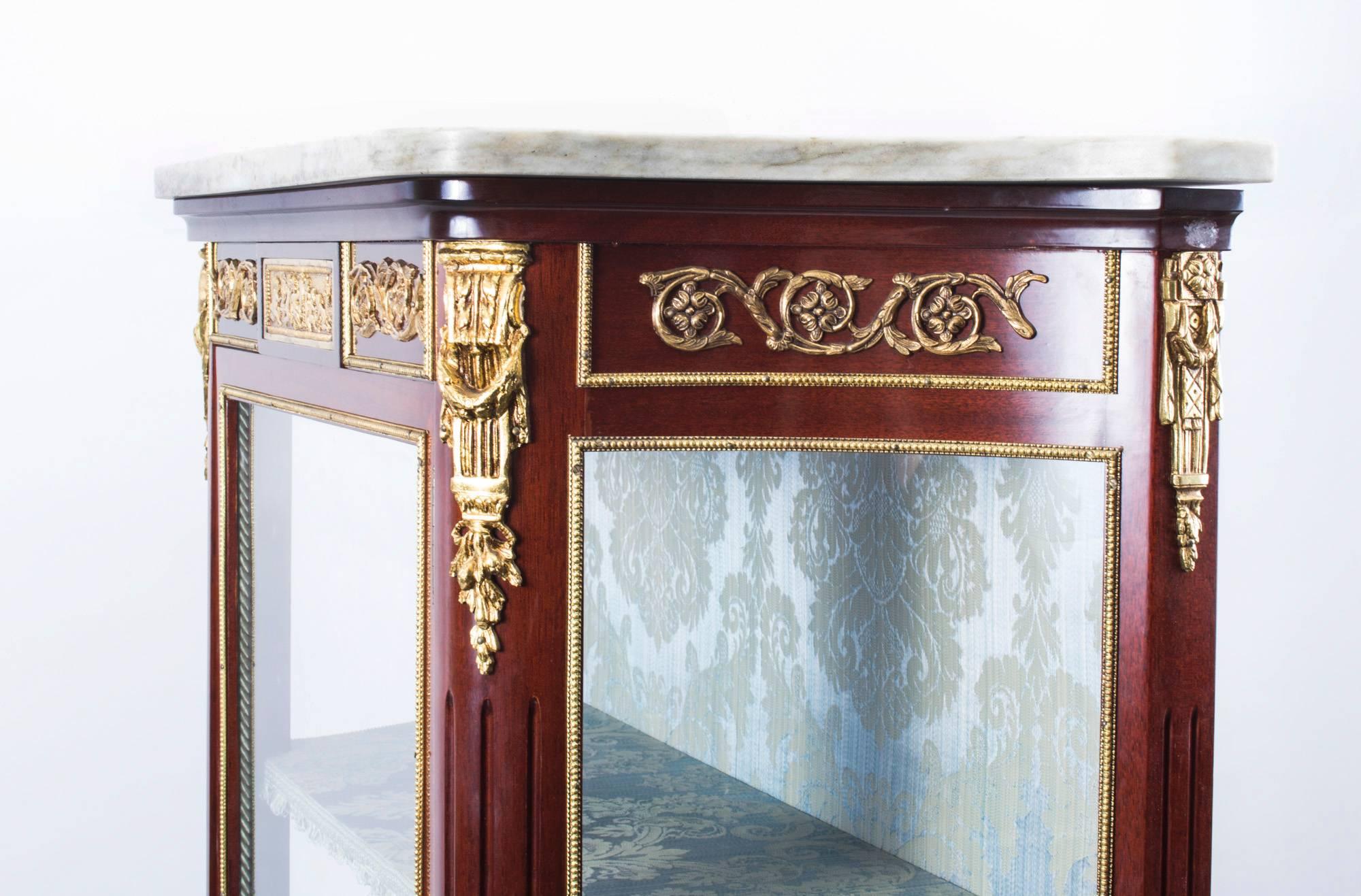 19th Century French Vernis Martin Vetrine Display Cabinet In Excellent Condition In London, GB