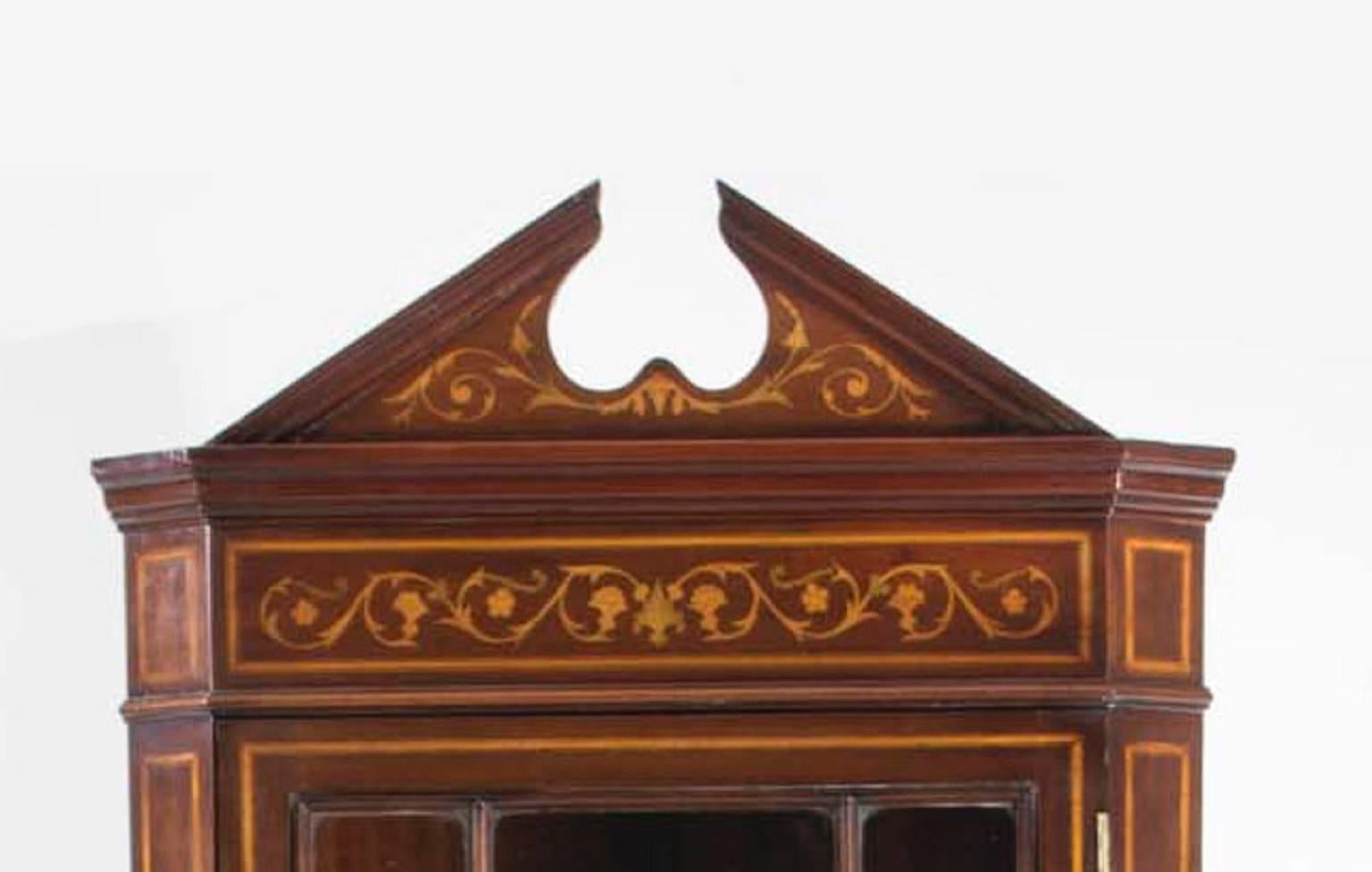 Victorien Ancienne armoire d'angle en marqueterie de la fin de l'époque victorienne 19ème siècle en vente