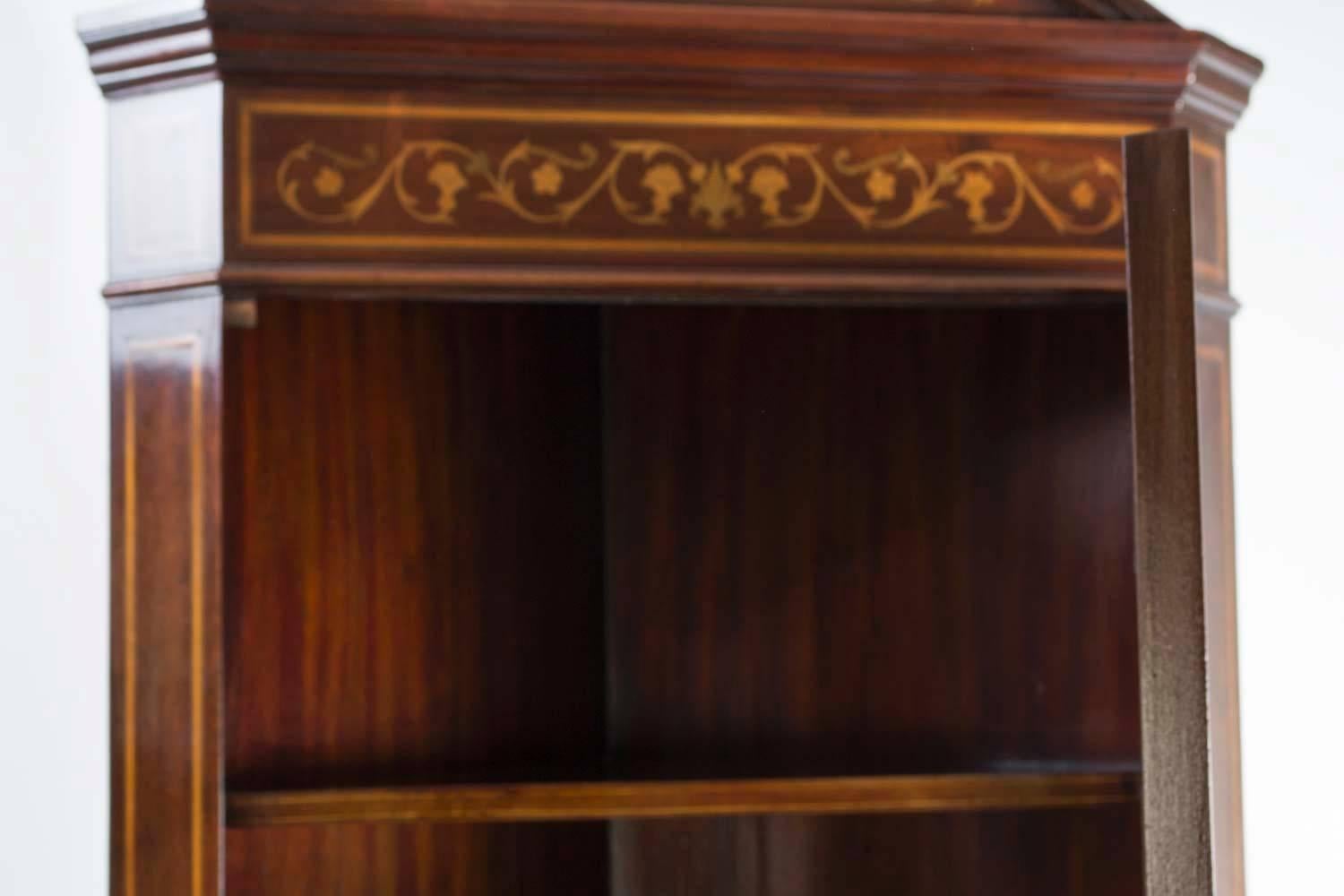 Britannique Ancienne armoire d'angle en marqueterie de la fin de l'époque victorienne 19ème siècle en vente