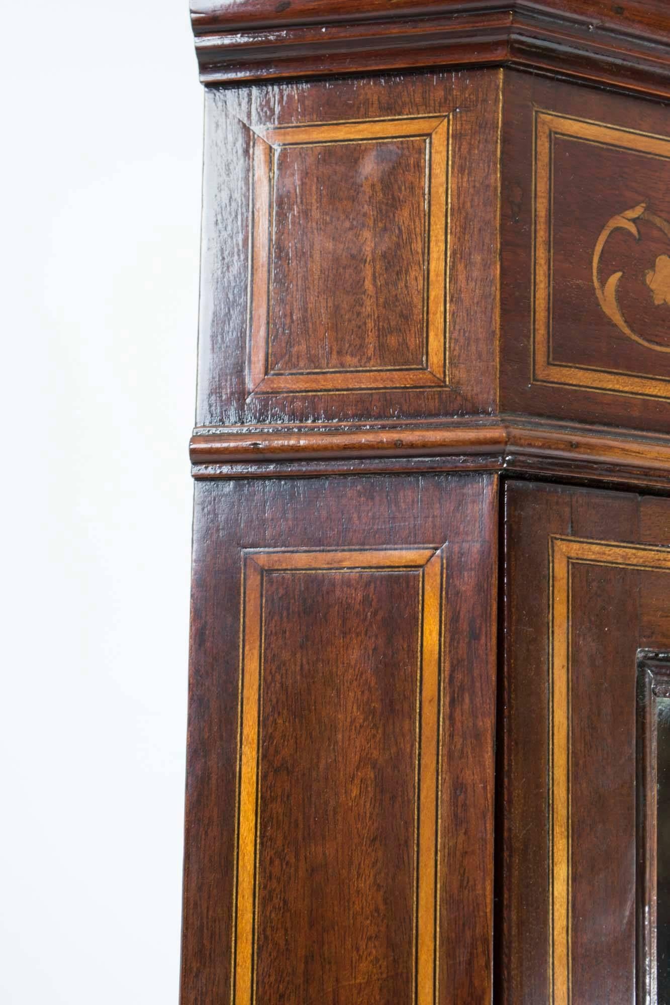 Acajou Ancienne armoire d'angle en marqueterie de la fin de l'époque victorienne 19ème siècle en vente