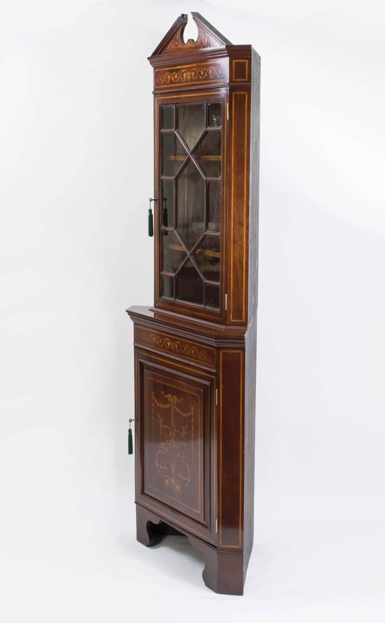 Ancienne armoire d'angle en marqueterie de la fin de l'époque victorienne 19ème siècle en vente 2