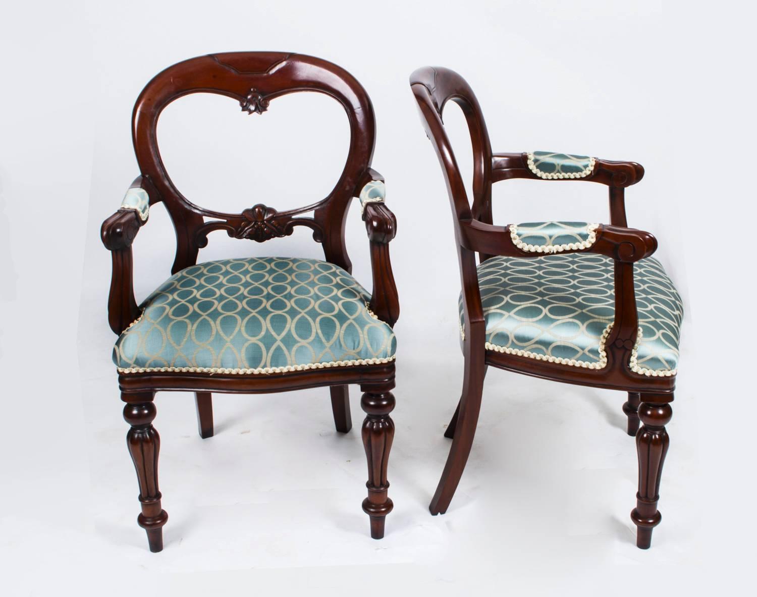 This is a beautiful set of twelve vintage Victorian style mahogany balloon back dining chairs, dating from the second half of the 20th century.

This set consists of ten chairs and two armchairs all skillfully carved from solid mahogany. The