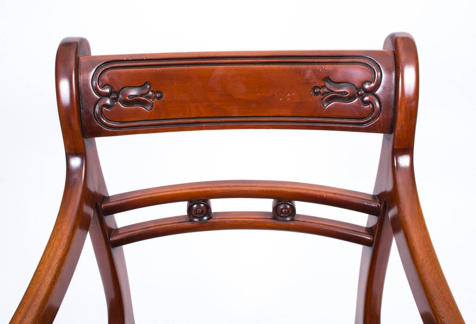 Grand Set of Ten Regency Style Tulip Back Dining Chairs In Excellent Condition In London, GB