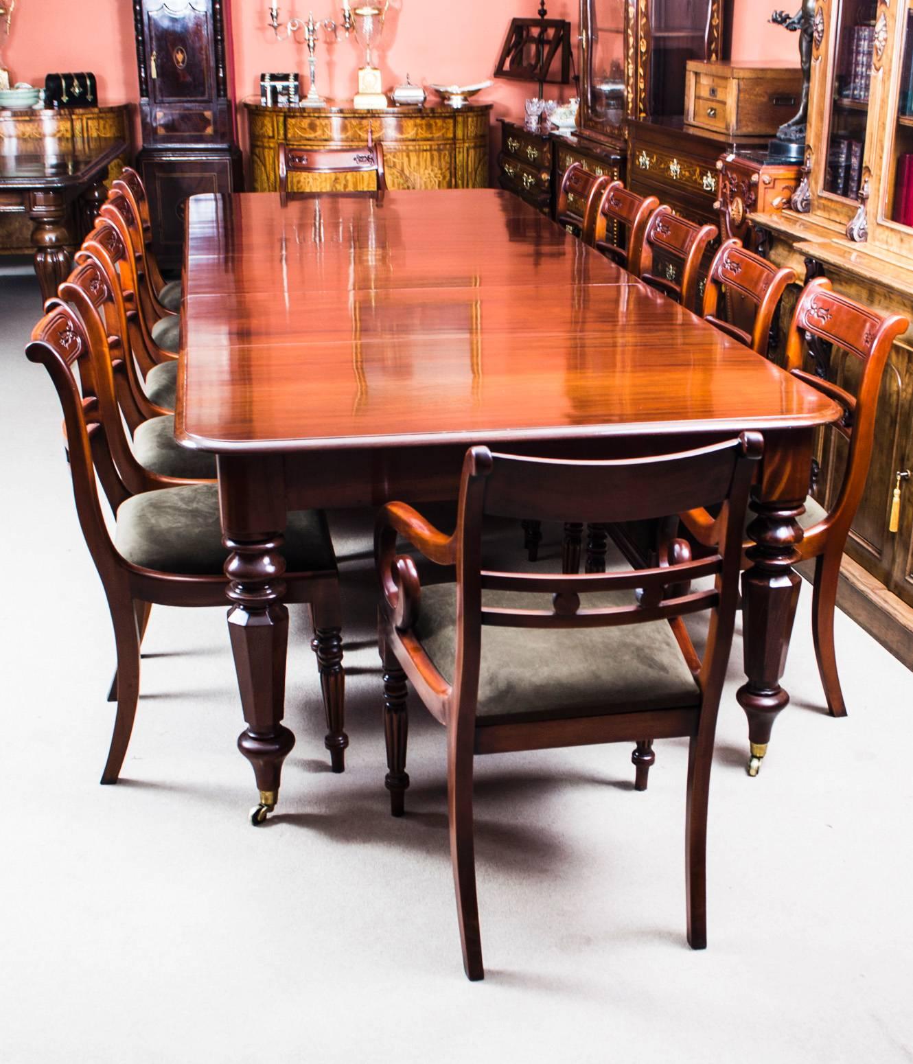 This is a beautiful antique dining set comprising a William IV mahogany dining table, circa 1835 in date and a beautiful set of 12 Vintage Regency style dining chairs.

This striking table has three original leaves and can sit twelve people in