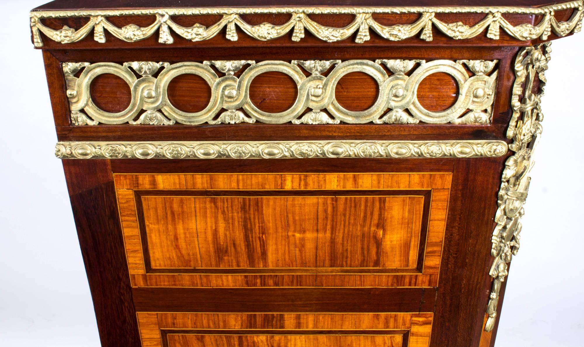 19. Jahrhundert viktorianischen Gratnussbaum Low Display Cabinet im Zustand „Hervorragend“ im Angebot in London, GB