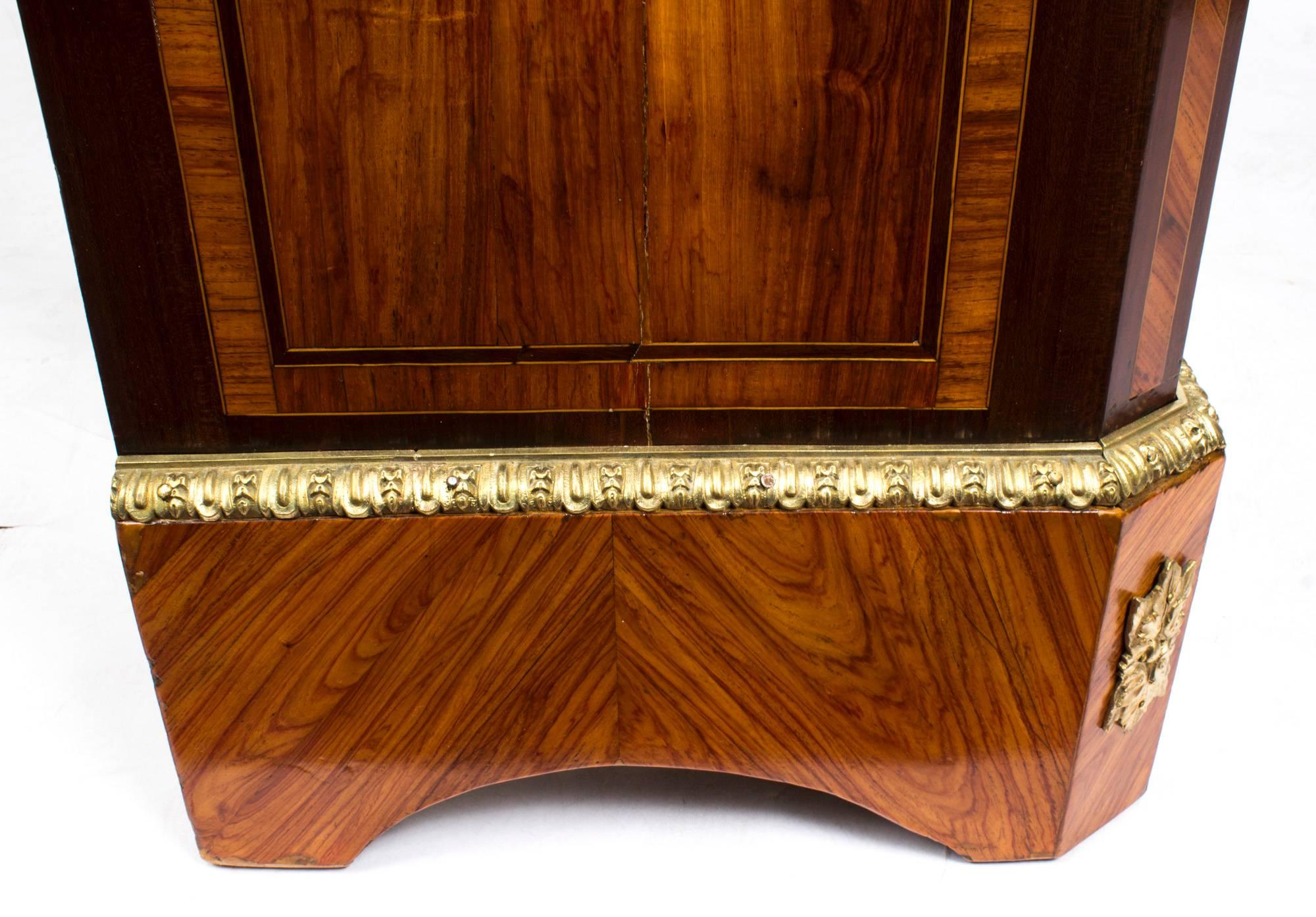 19. Jahrhundert viktorianischen Gratnussbaum Low Display Cabinet (Walnuss) im Angebot