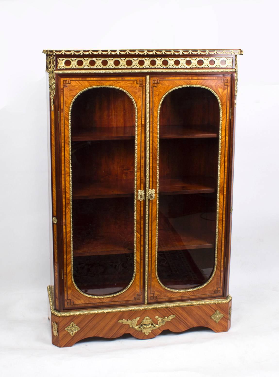 19. Jahrhundert viktorianischen Gratnussbaum Low Display Cabinet im Angebot 3