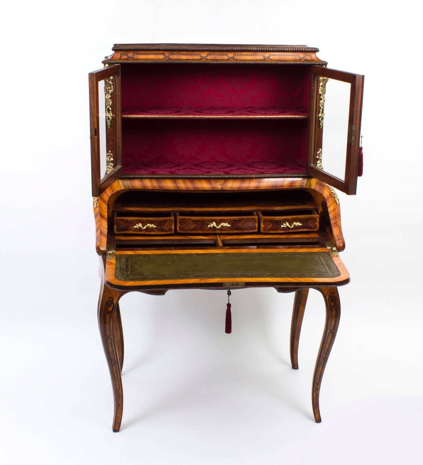 Nos complace poner a la venta este raro escritorio antiguo francés de nogal y marquetería Bonheur du Jour, o Escritorio de señora.

Nuestros expertos la han datado en torno a 1850 y la han evaluado como en un estado realmente excelente, como puedes