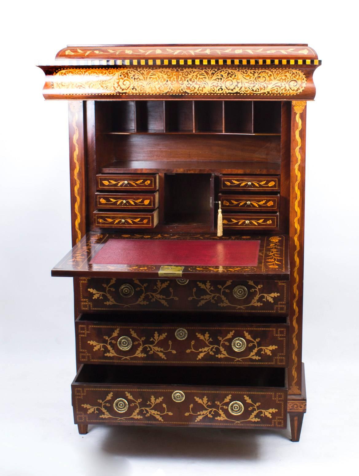This is a fabulous antique Dutch Secretaire a Abbatant, circa 1800 in date.

It is made of fabulous flame mahogany with an incredibly complex satinwood floral marquetry decoration with ribbons, garlands, birds and seaweed marquetry.

This piece