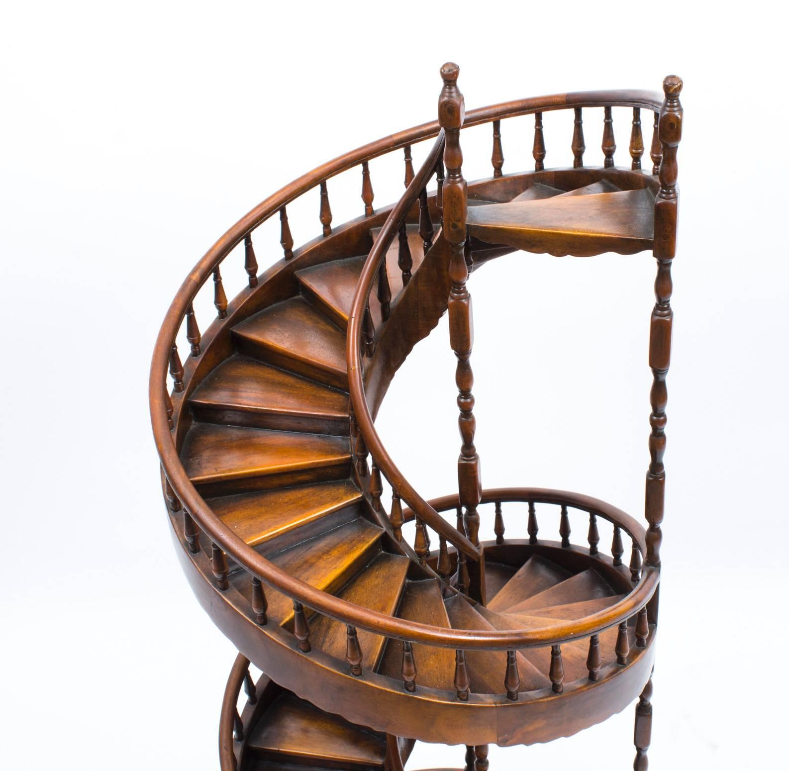 This is a superb quality mahogany apprentice's spiral staircase of early 19th century design, with a double spiral composed of thirty-two steps with turned balusters on a circular plinth base dating from the second half of the 20th century.

Ideal