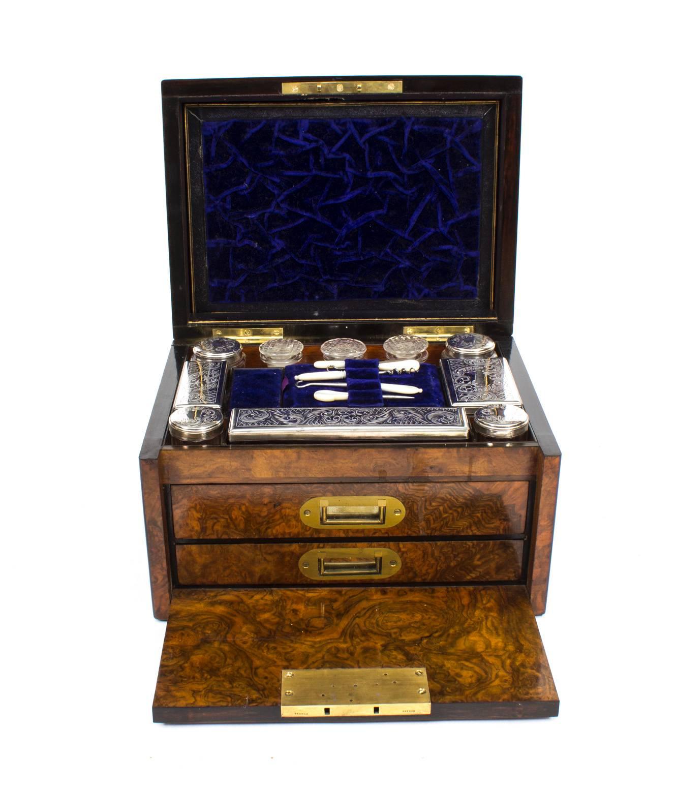 A very attractive antique Victorian English burr walnut travelling dressing set, the hinged cover with an elegant brass shield cartouche, circa 1870 in date.
The casket is made of stunning burr walnut and is in fantastic condition. It contains