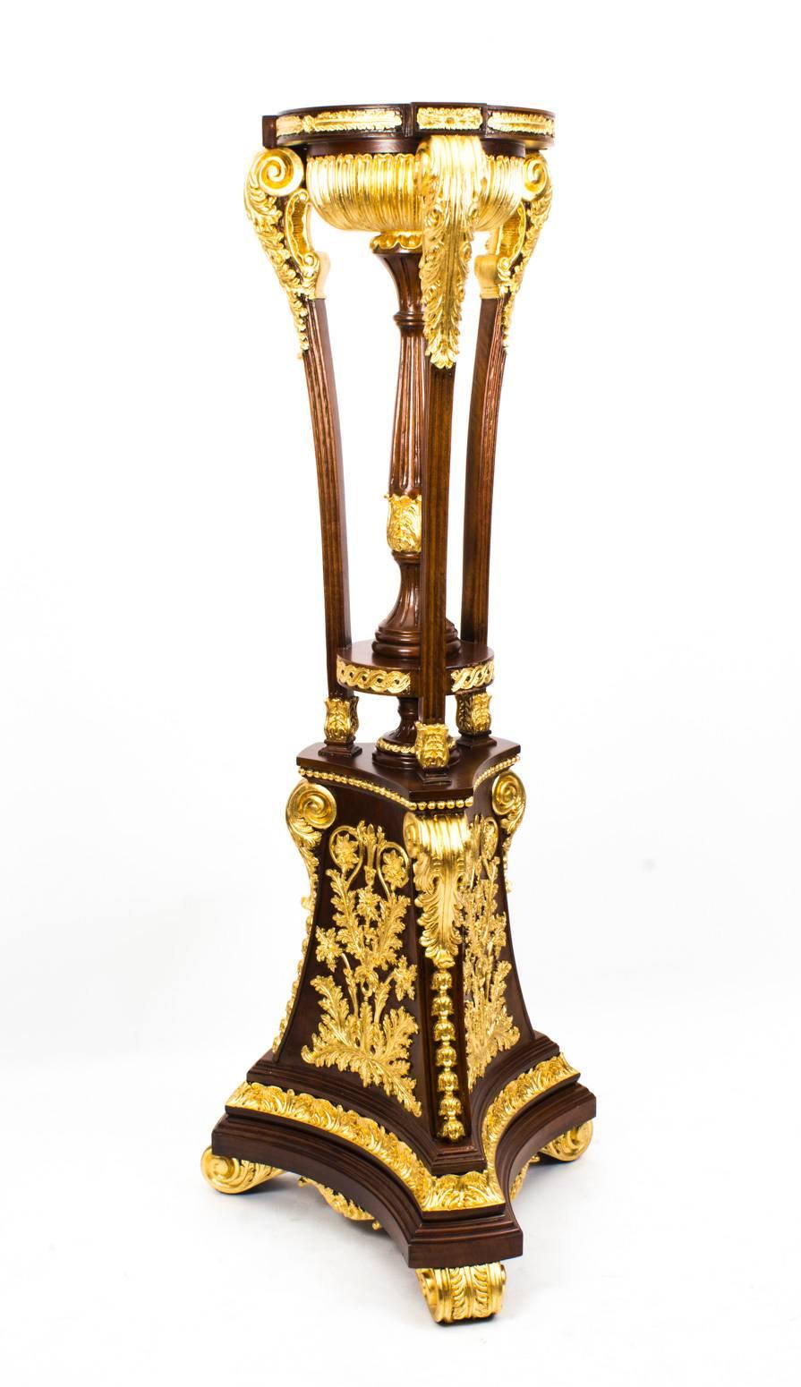 Anglais Paire de torchères de style Empire en acajou et bois doré sculpté, 20ème siècle en vente