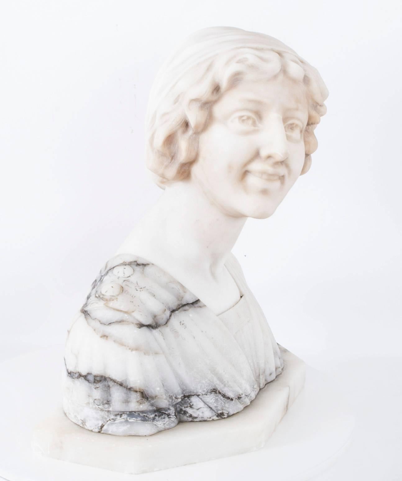 Il s'agit d'un magnifique buste antique en marbre blanc et gris représentant Iullette, une belle jeune fille, par le Professore Giuseppe Bessi, vers 1900.

Sa robe est ornée de détails ciselés, ses cheveux sont réunis dans un simple bonnet et