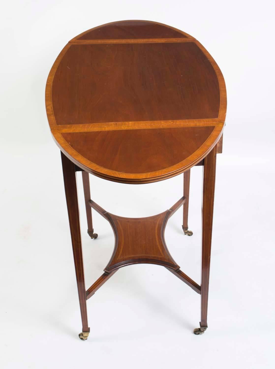 English Early 20th Century Edwardian Inlaid Occasional Table For Sale
