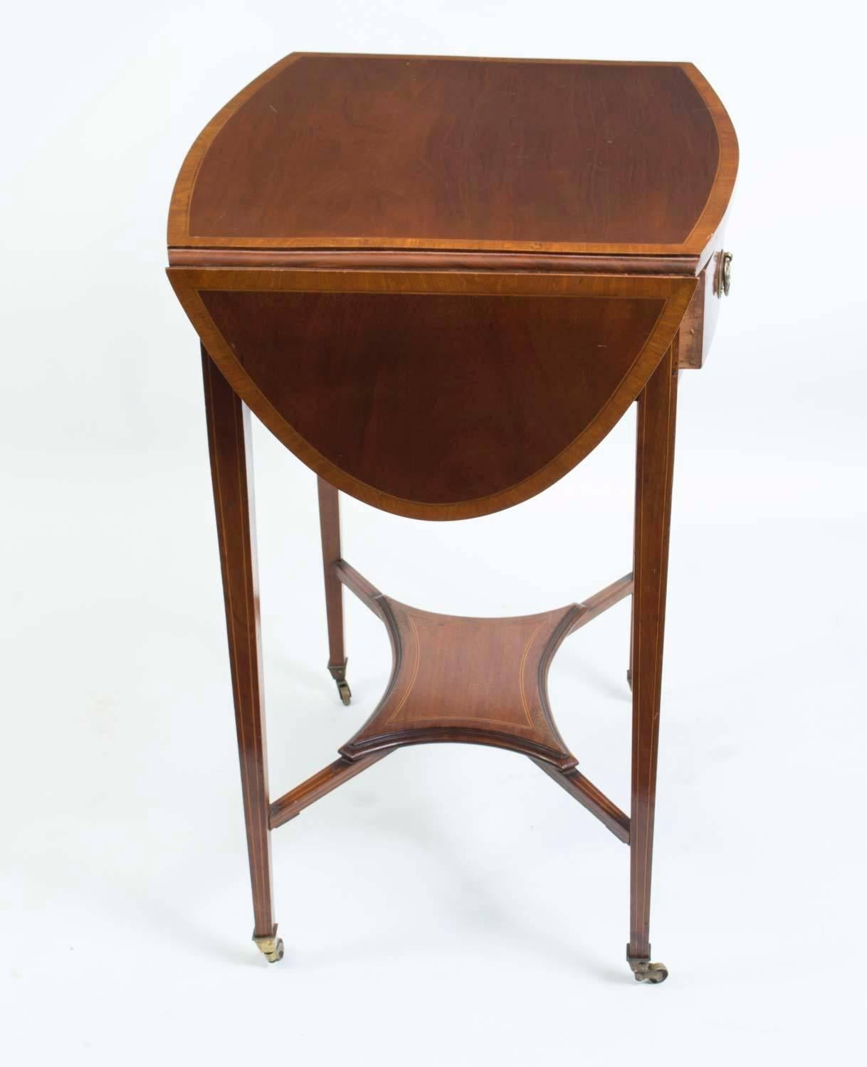 Début du 20ème siècle Table d'appoint en marqueterie édouardienne du début du 20e siècle en vente