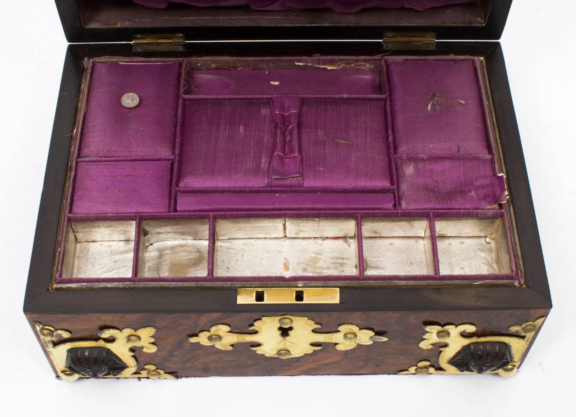 Boîte à couture coffret victorienne en ronce de noyer du 19ème siècle en vente 1