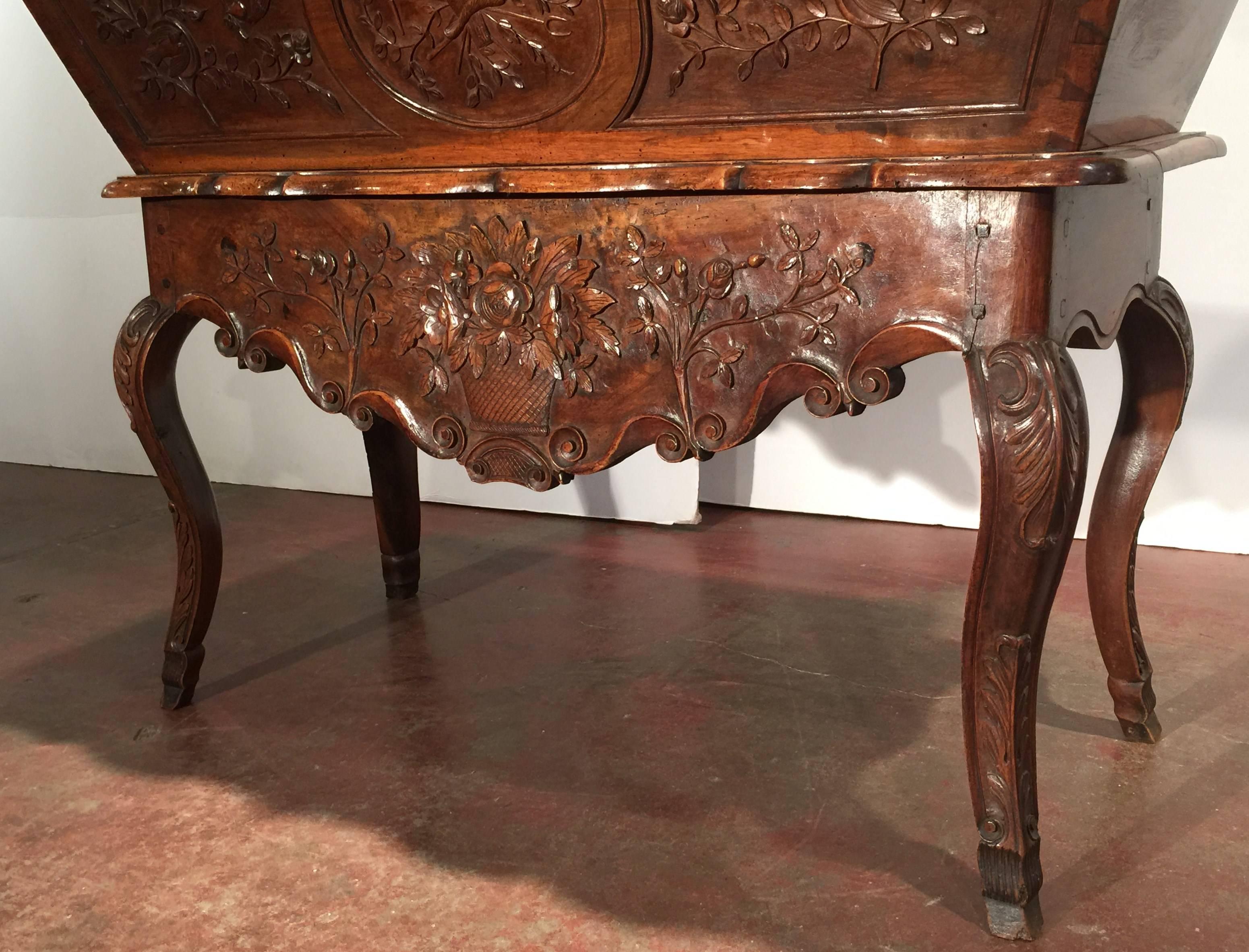 18th Century French Louis XV Carved Walnut Petrin Dough Box from Provence In Excellent Condition In Dallas, TX