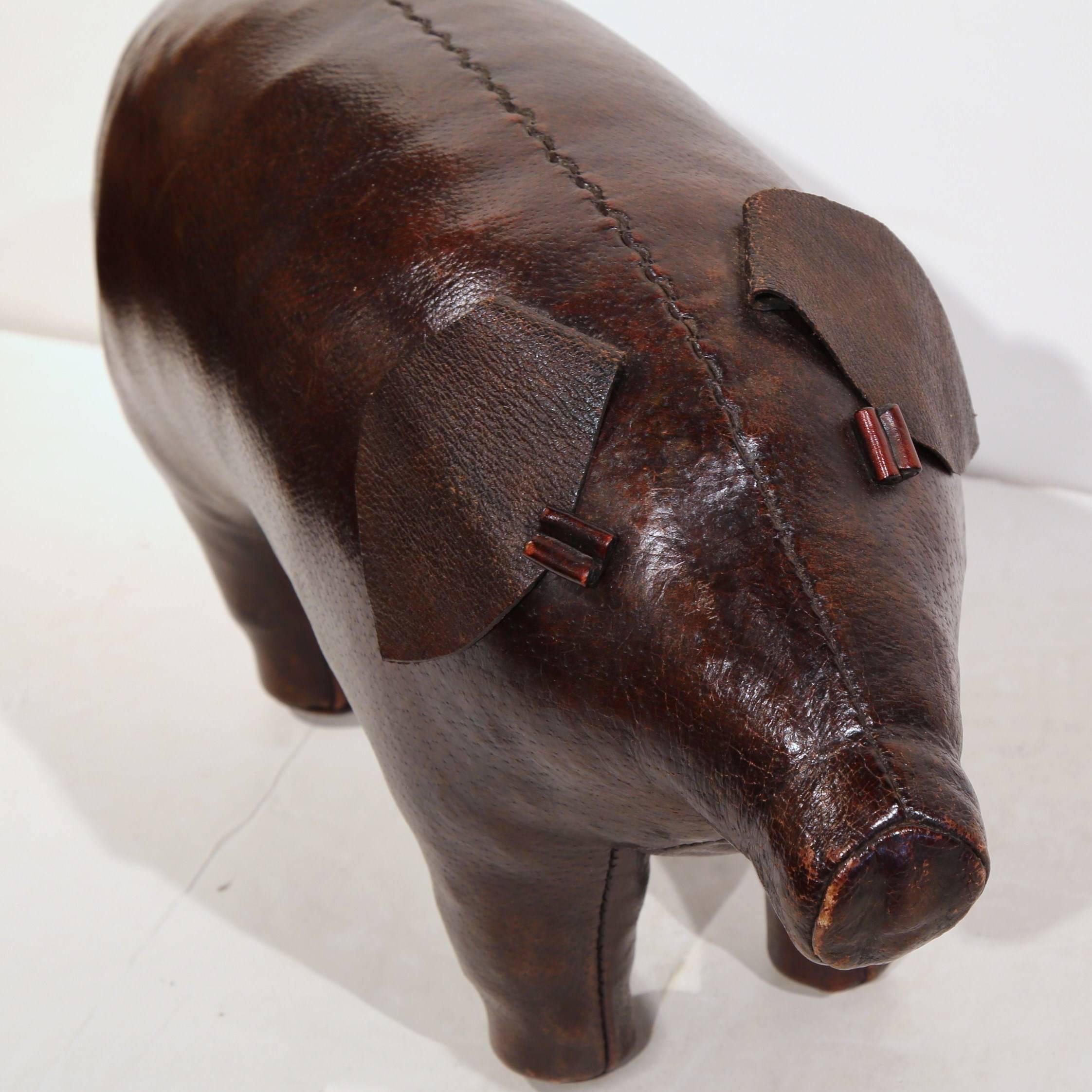 1950s foot rest in leather shaped as pig from England, circa 1920. Great condition with original tail and ears on this small ottoman.