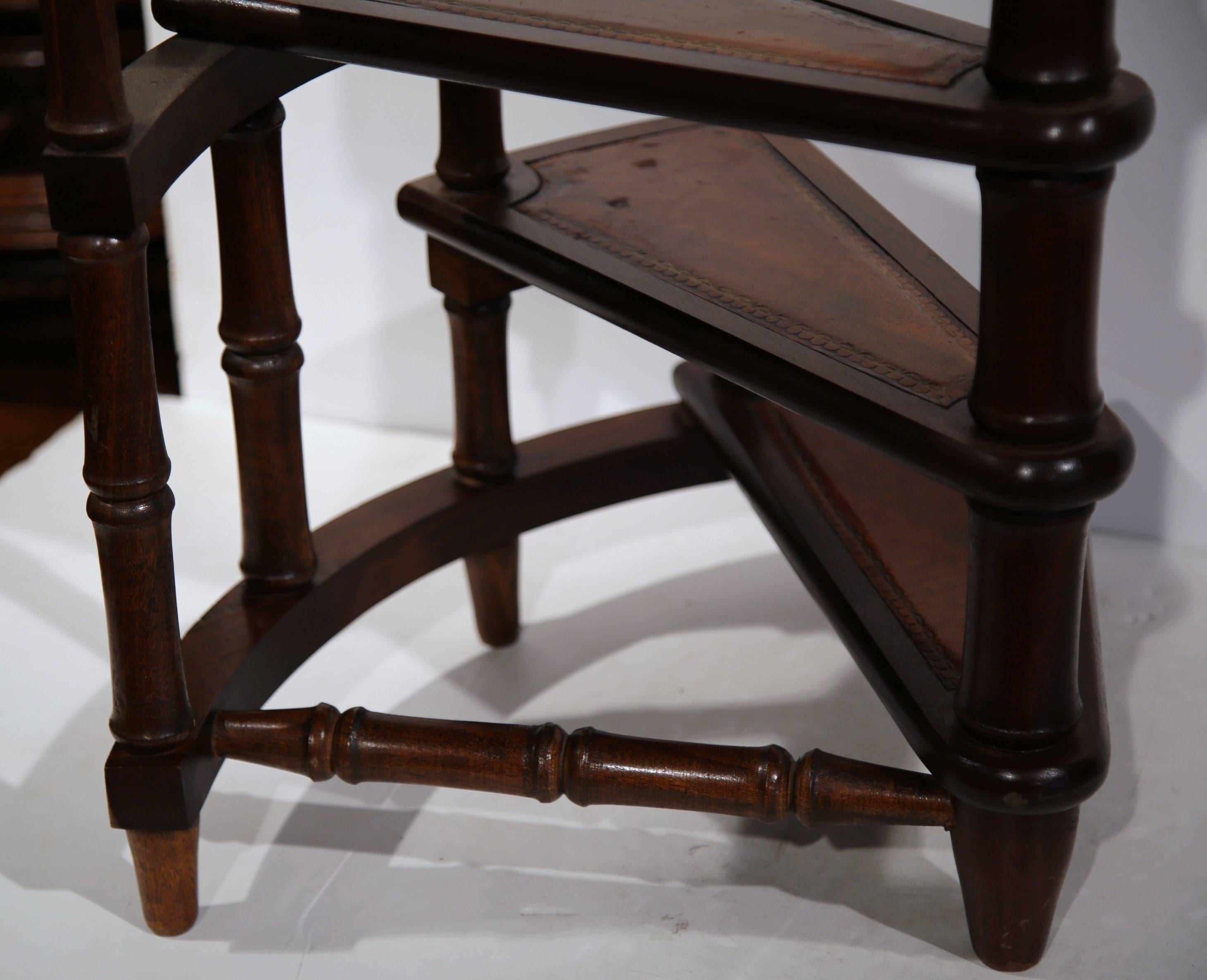 Vintage English Library Step Ladder with Leather Stairs In Excellent Condition In Dallas, TX