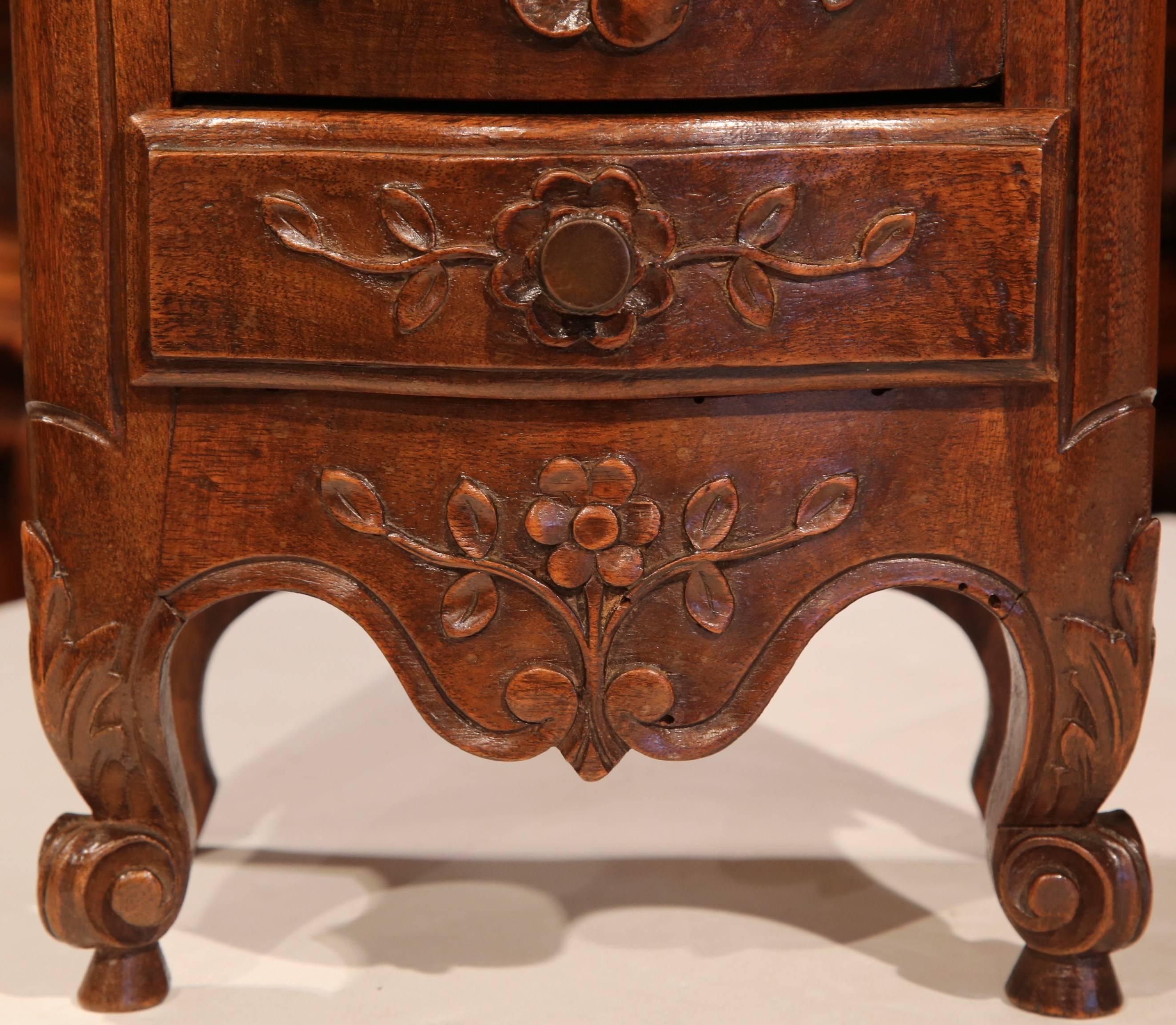 Early 20th Century French Carved Walnut Salt Box from Provence In Excellent Condition In Dallas, TX