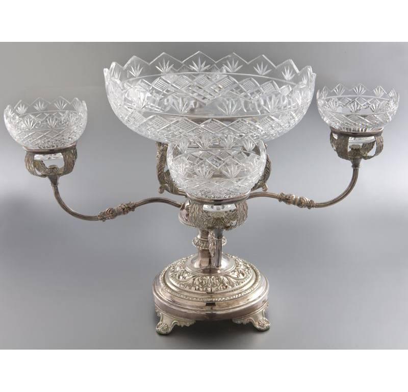 Elegant antique silvered copper and cut glass epergne, circa 1880.
The centerpiece has a large central cut glass bowl and four arms with matching small cut glass bowls. Marked H&L.