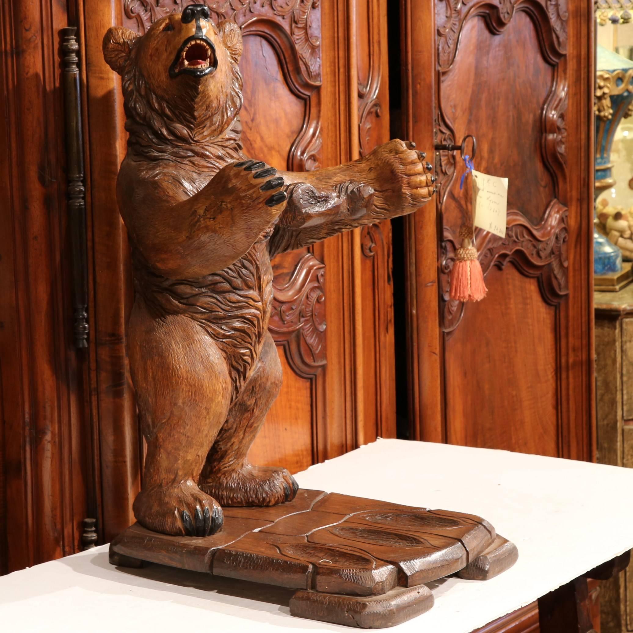 Forêt-Noire Sculpture d'ours sculpté du début du 20e siècle en Black Forest avec porte-fusil en vente