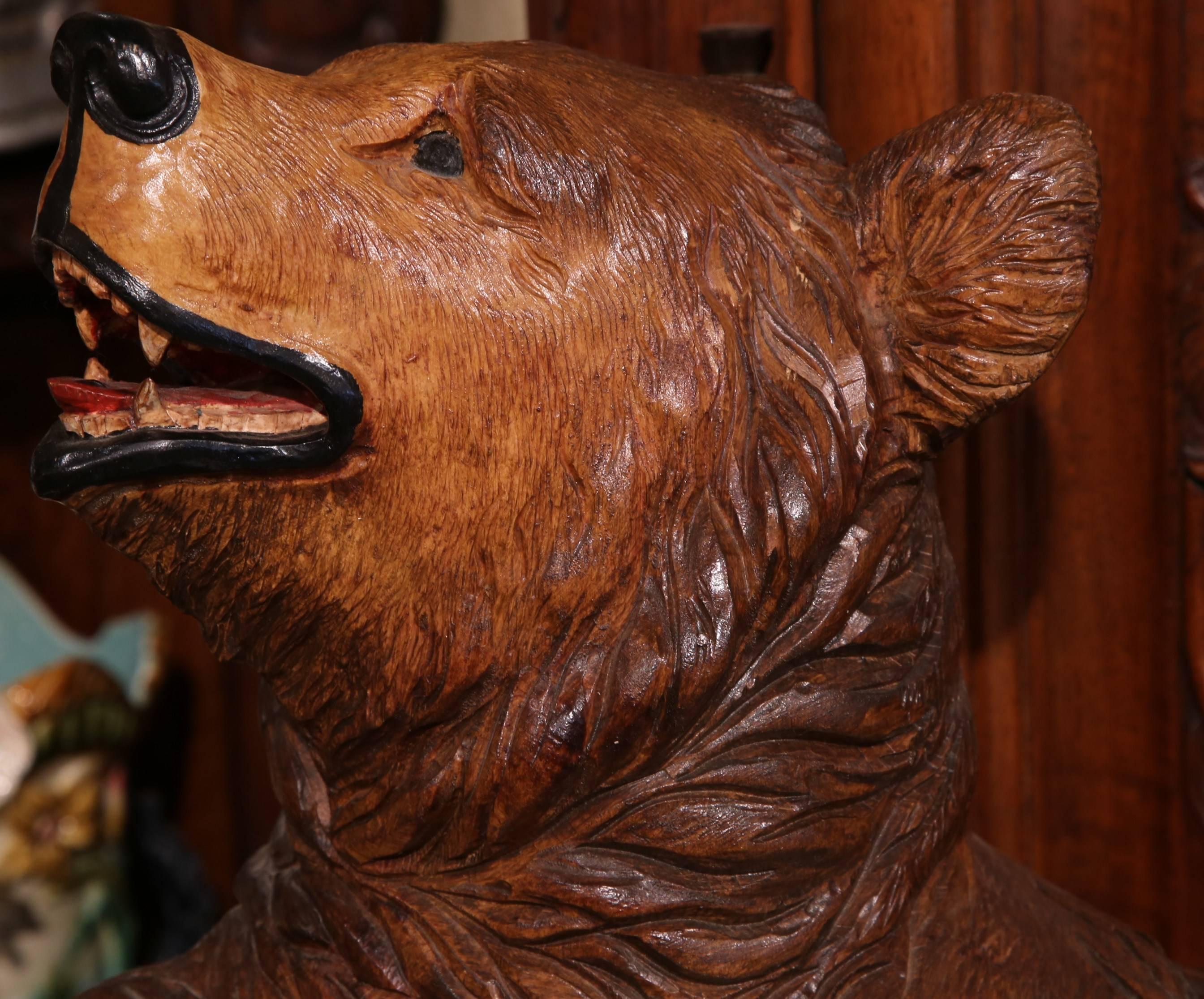 Français Sculpture d'ours sculpté du début du 20e siècle en Black Forest avec porte-fusil en vente
