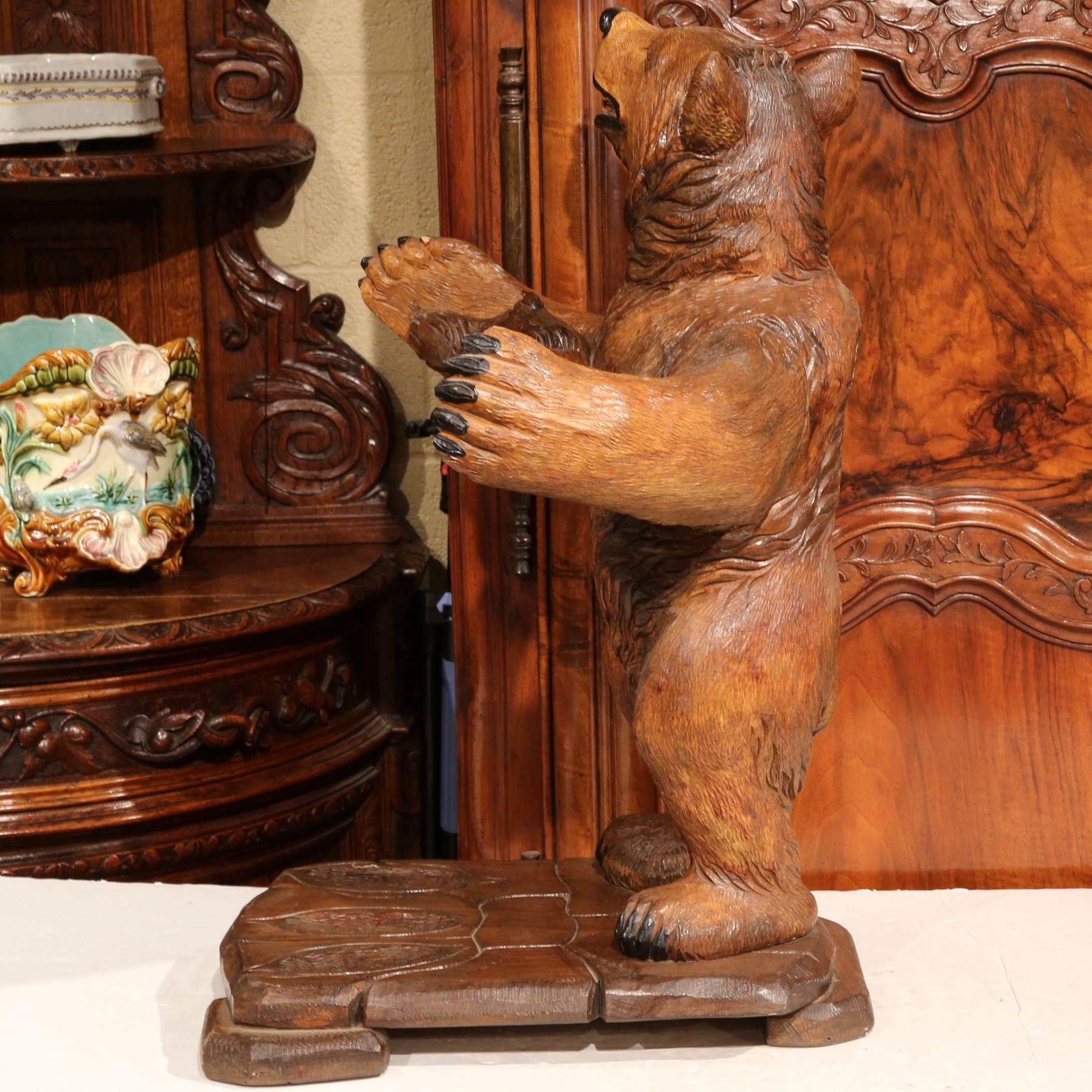 Early 20th Century French Black Forest Carved Bear Sculpture with Gun Holder In Excellent Condition For Sale In Dallas, TX