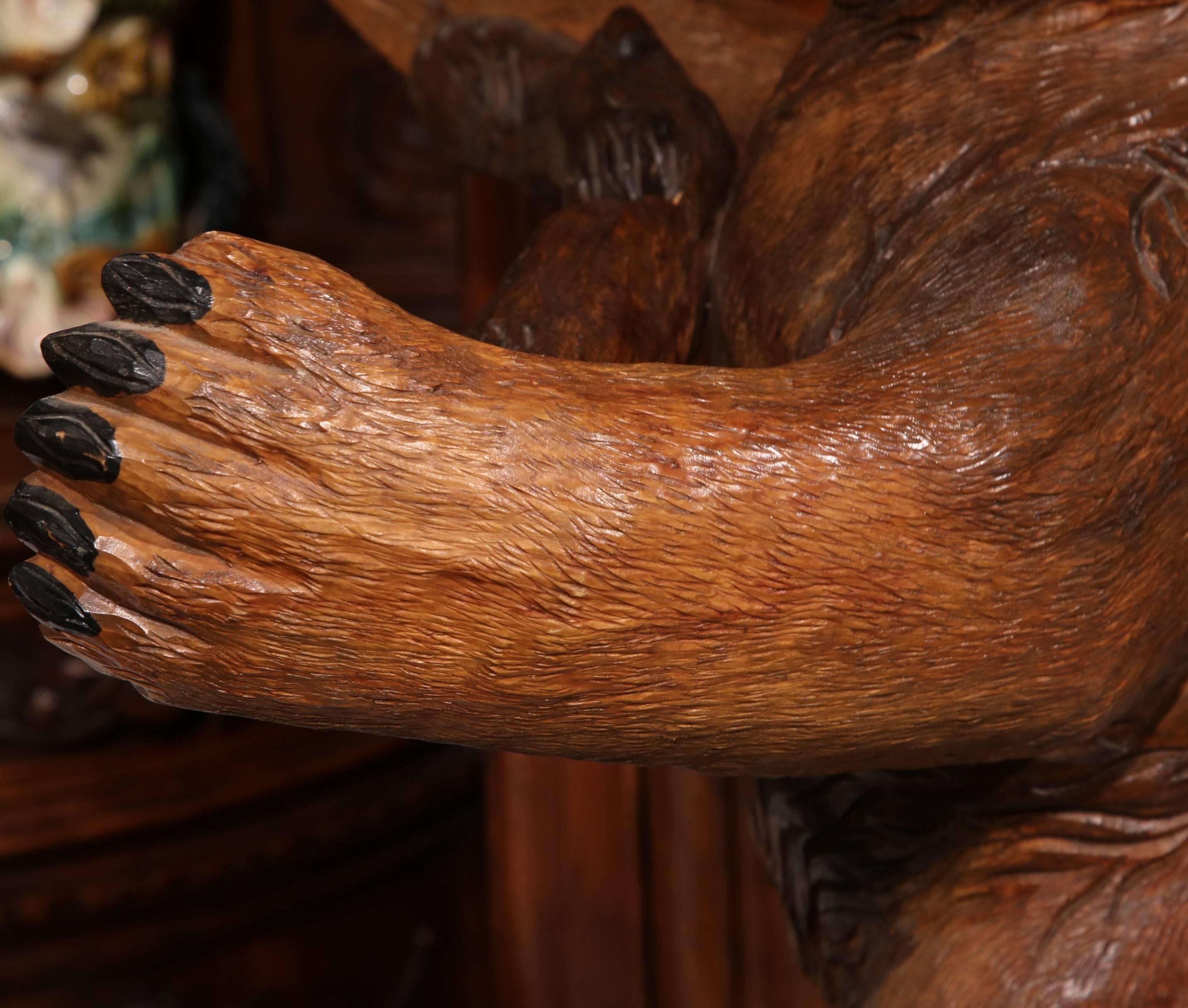 Chêne Sculpture d'ours sculpté du début du 20e siècle en Black Forest avec porte-fusil en vente