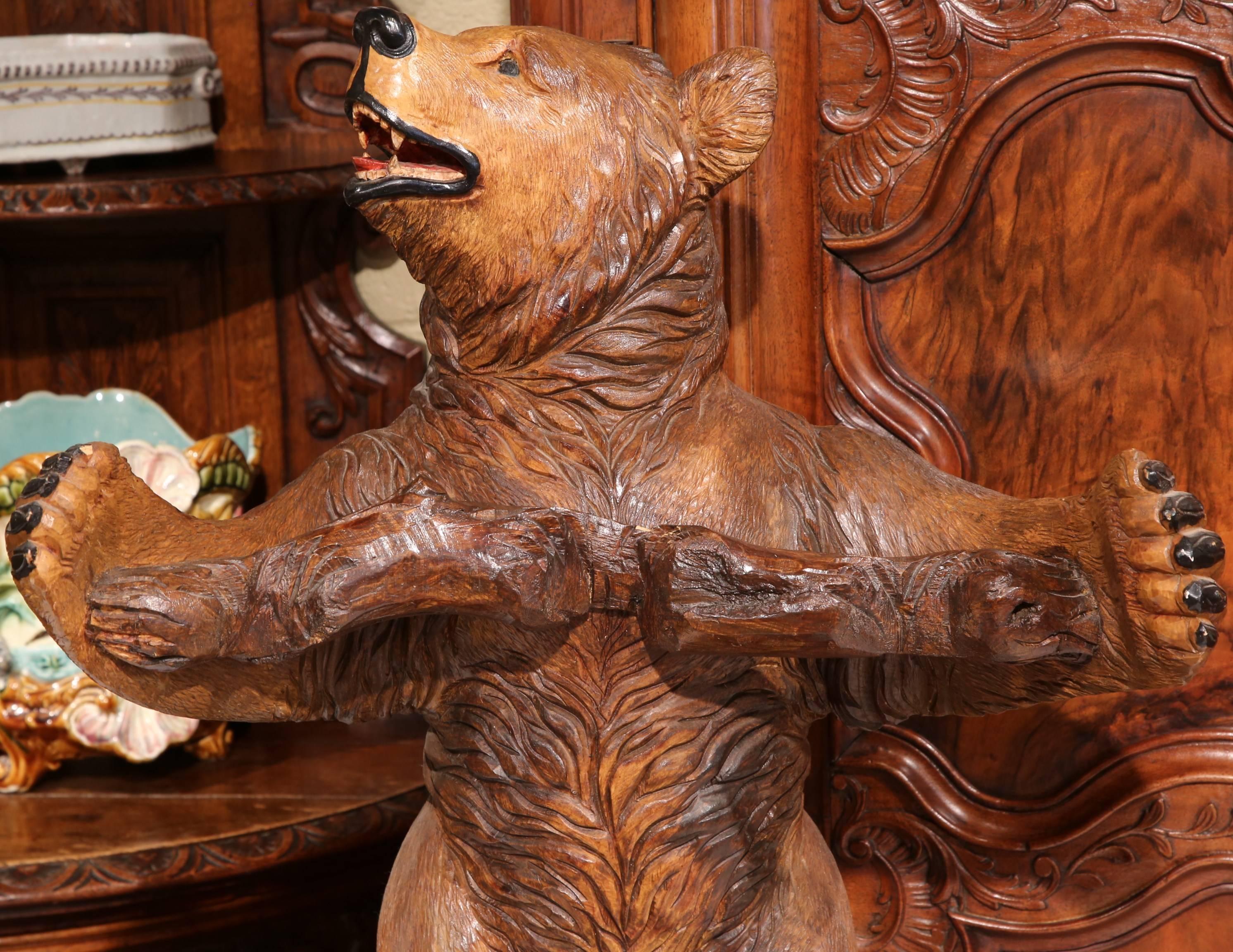 Sculpté à la main Sculpture d'ours sculpté du début du 20e siècle en Black Forest avec porte-fusil en vente