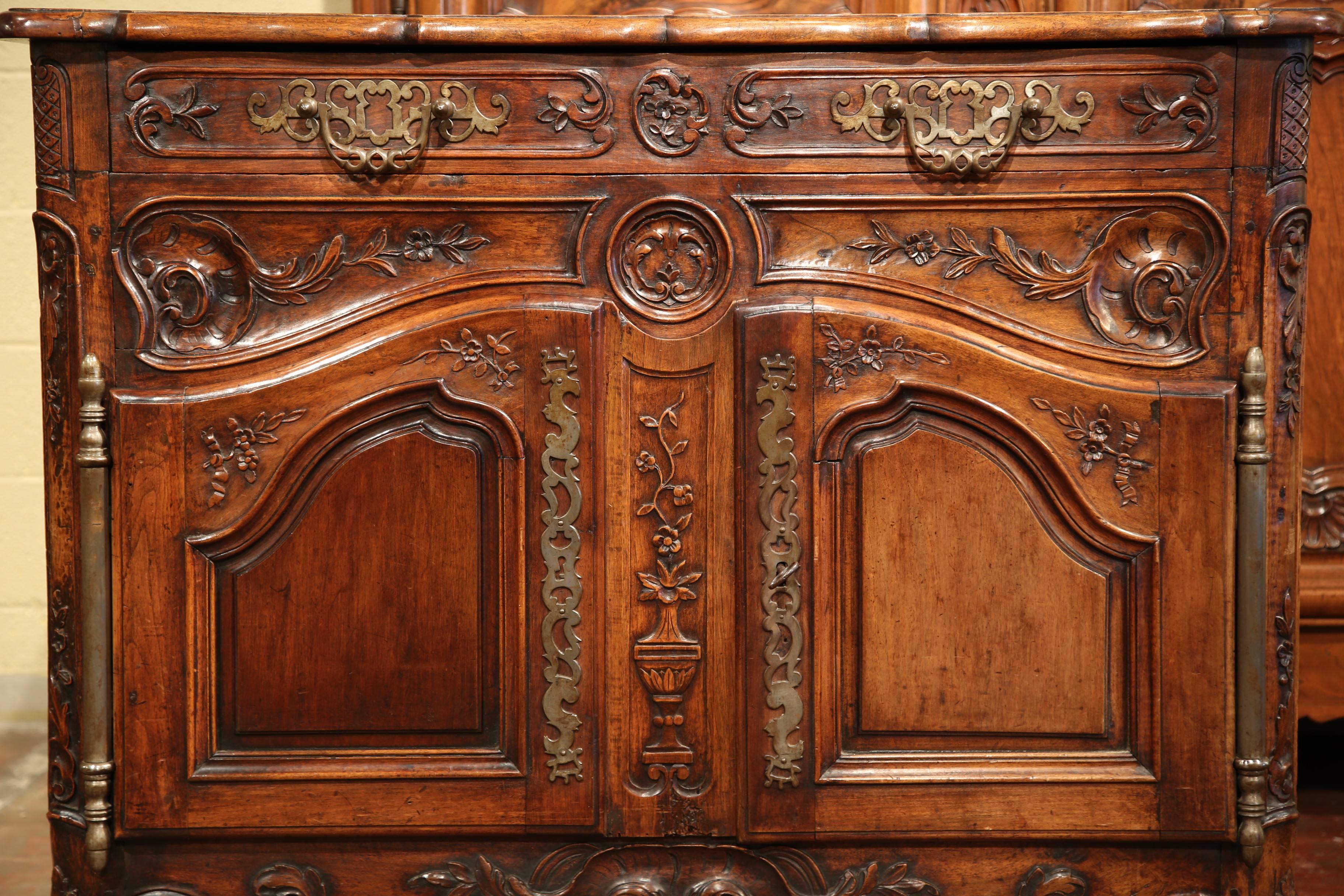 18th Century French Louis XV Carved Walnut Buffet from Provence 1