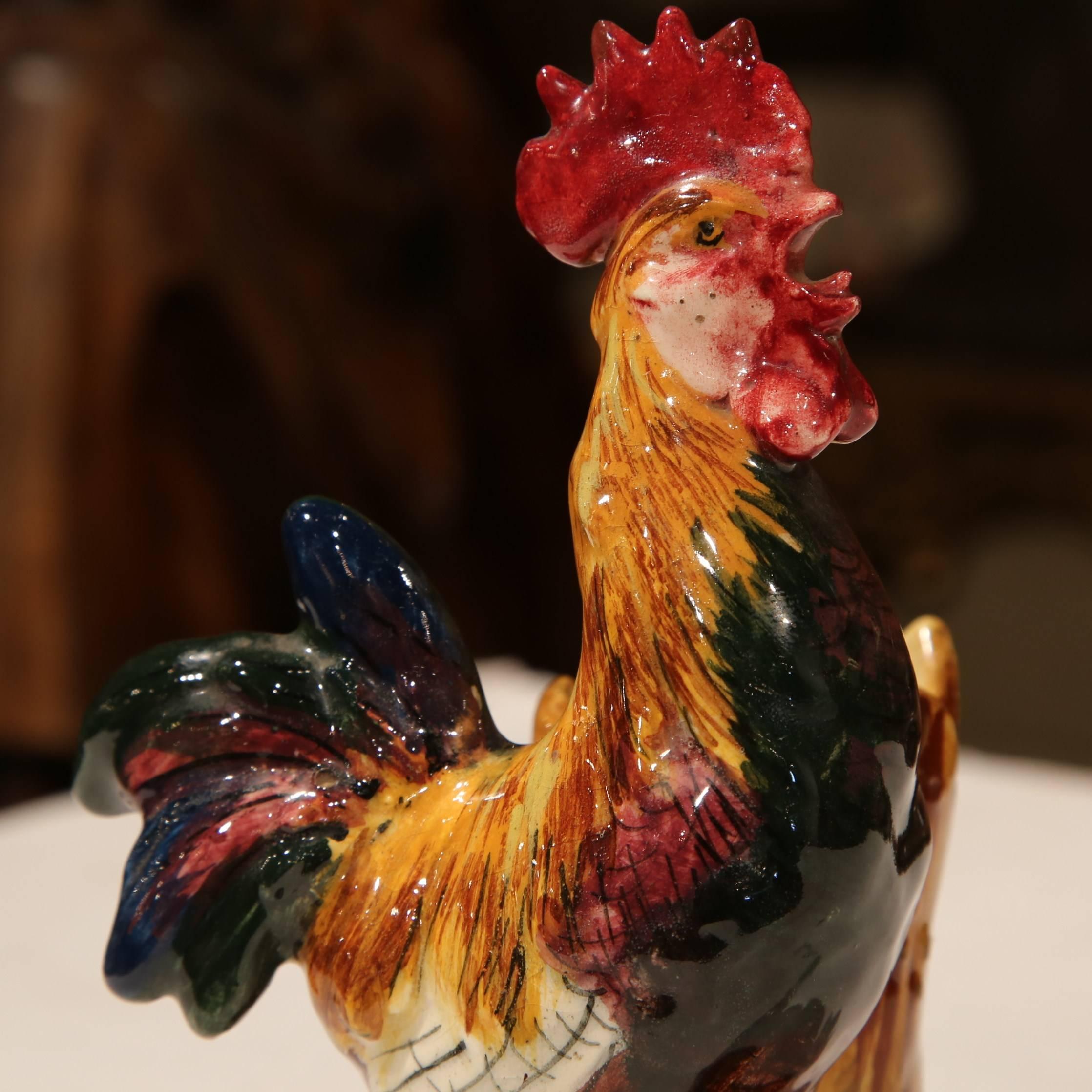 Placez ce petit coq antique sur une étagère. Fabriqué en France vers 1880, il est peint à la main et signé sur le bas 