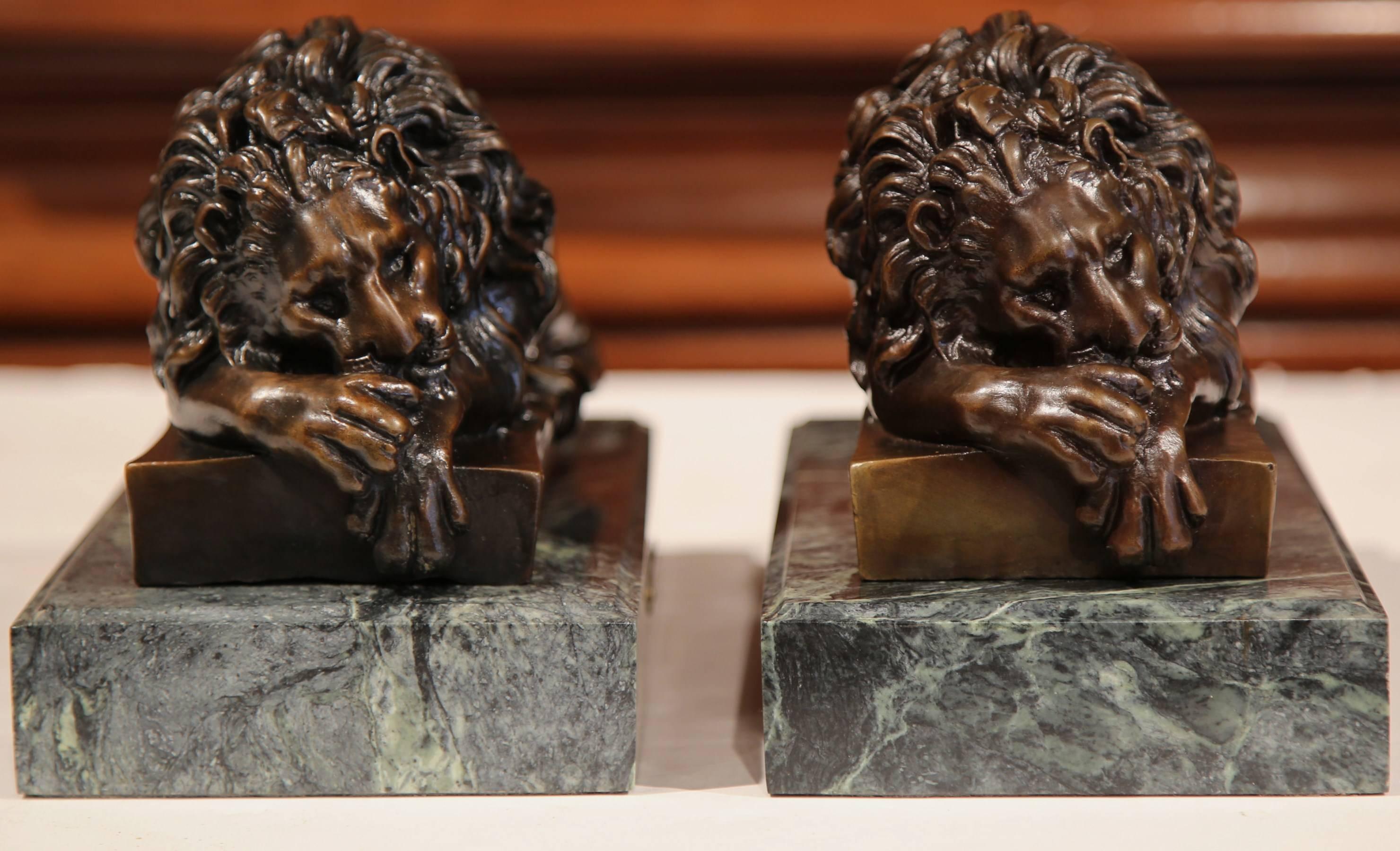 Hand-Carved Pair of 19th Century French Bronze Lions Bookends on Marble Signed J. Moigniez