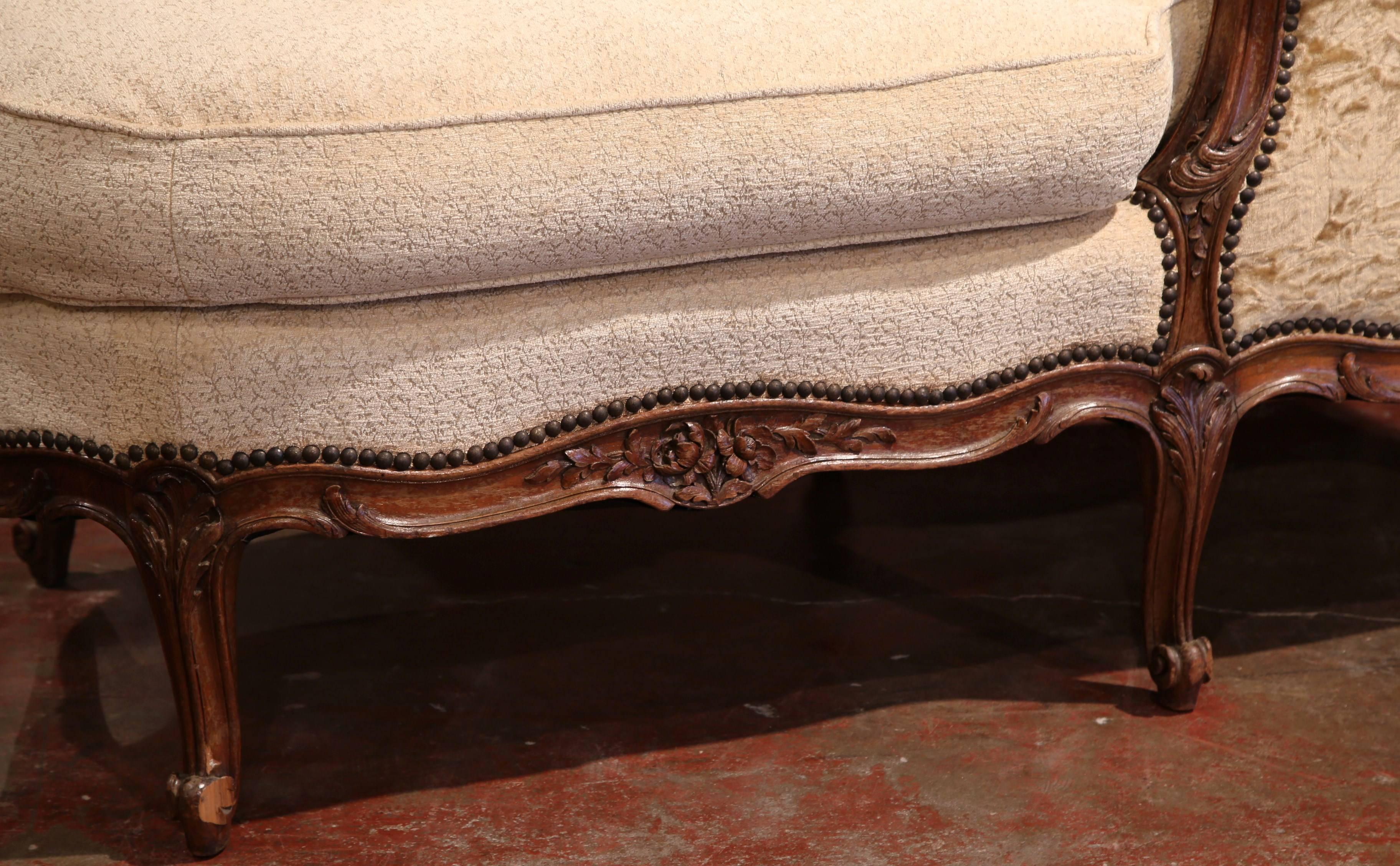 19th Century French Louis XV Carved Walnut Six-Leg Chaise with New Upholstery In Excellent Condition In Dallas, TX