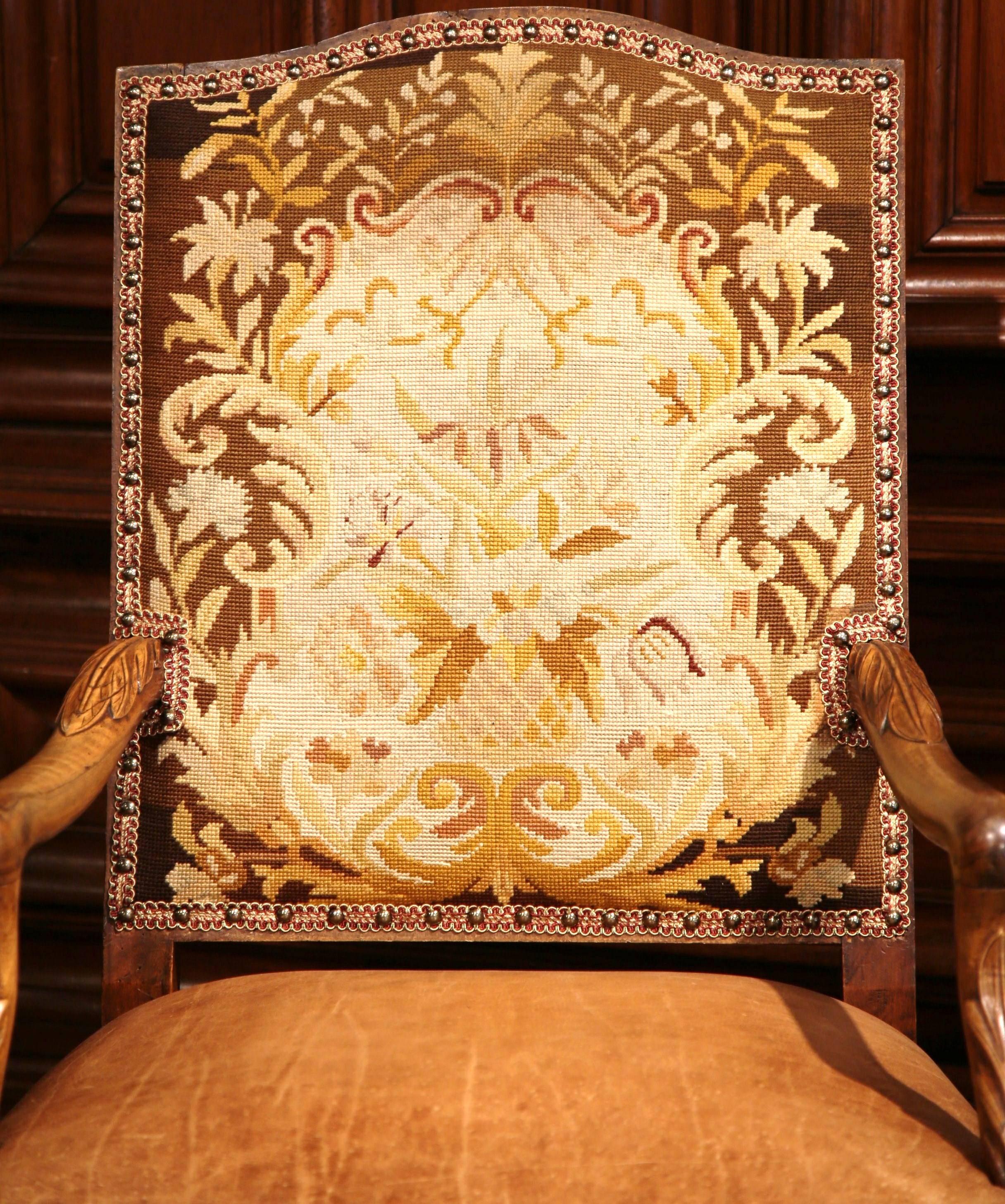 Louis XV Paire de fauteuils français du 18ème siècle en noyer sculpté, cuir et broderie en vente