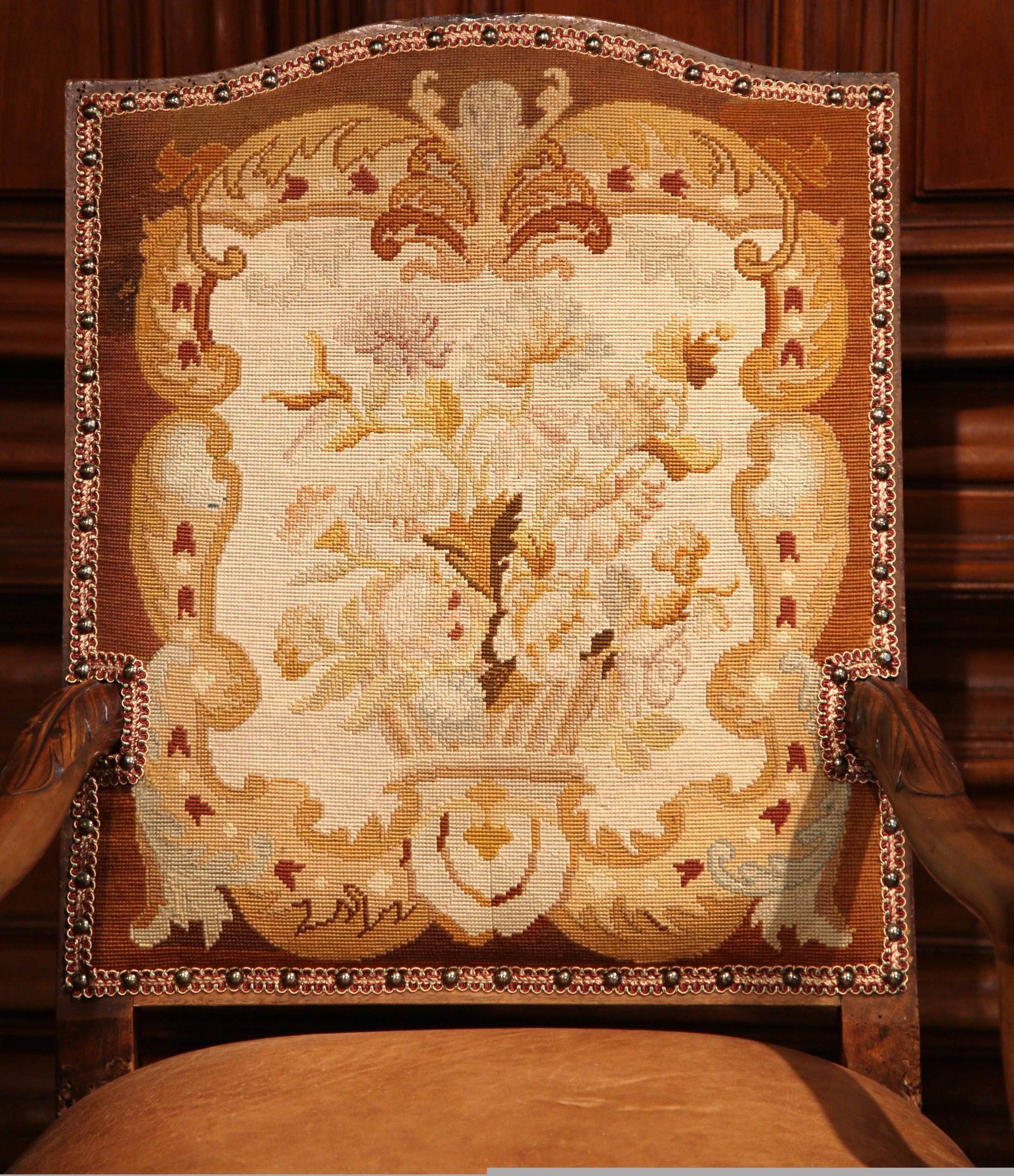Sculpté à la main Paire de fauteuils français du 18ème siècle en noyer sculpté, cuir et broderie en vente