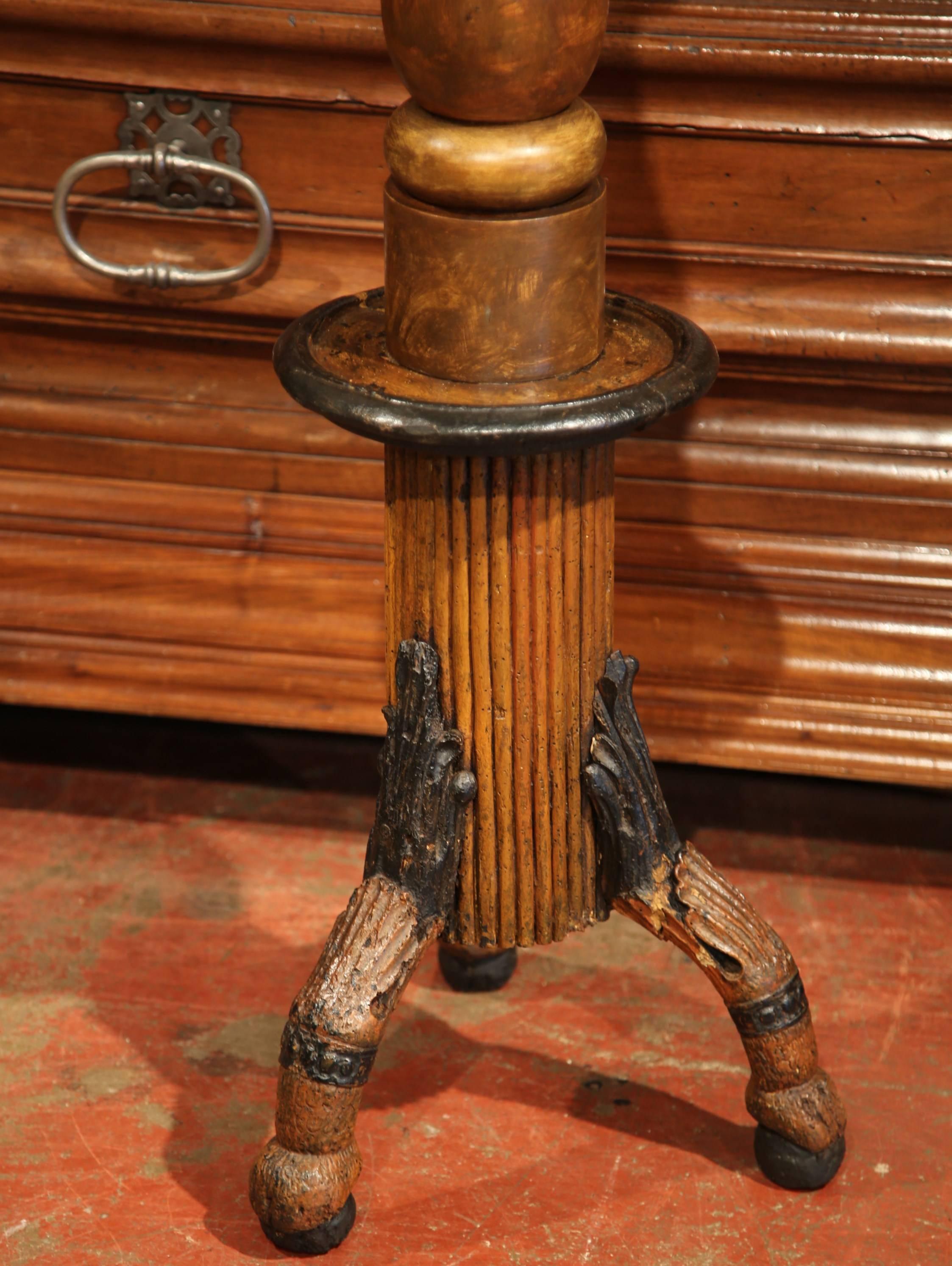 Geschnitzte, bemalte, siebenarmige, geschmiedete Stehlampe/Kandelaber, Italien, 17. Jahrhundert (Geschmiedet) im Angebot
