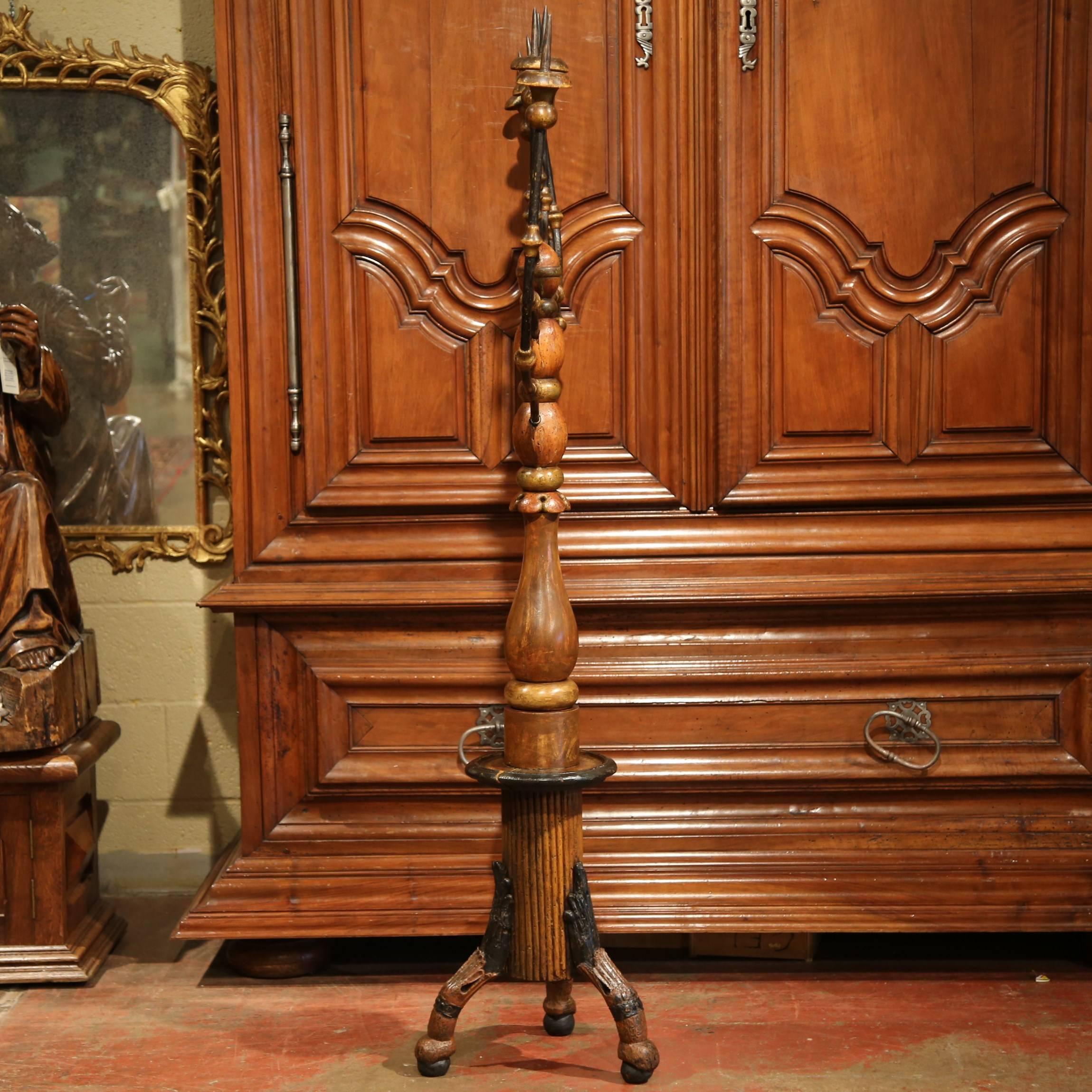 Geschnitzte, bemalte, siebenarmige, geschmiedete Stehlampe/Kandelaber, Italien, 17. Jahrhundert (Schmiedeeisen) im Angebot