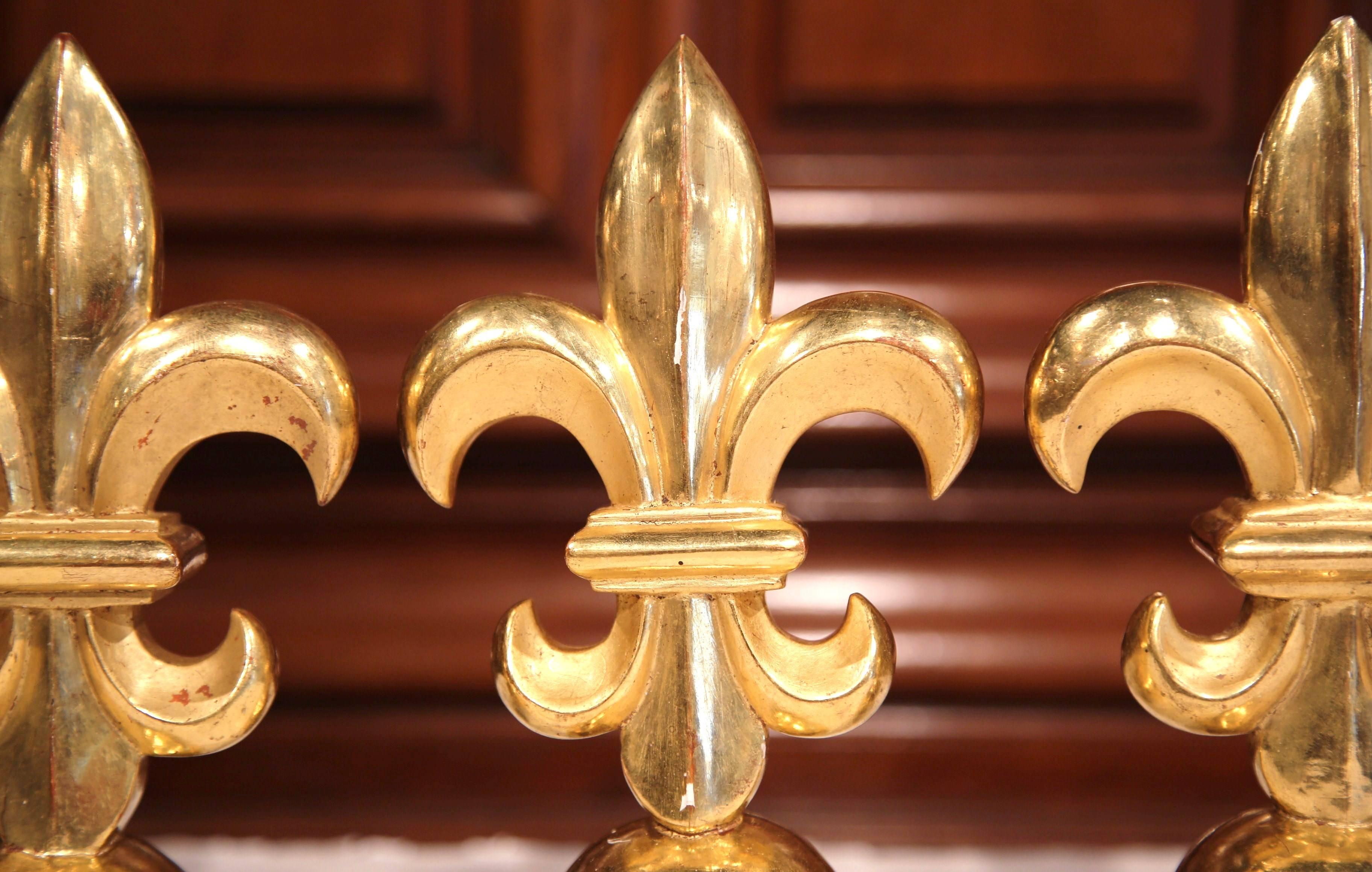 Early 20th Century French Set of Four Carved Giltwood Decorative Fleur-de-Lys In Excellent Condition In Dallas, TX