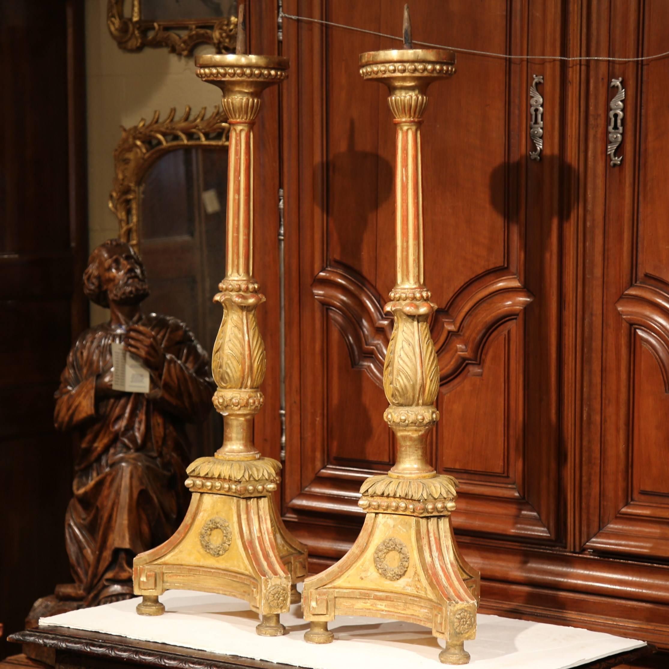 Paar italienische geschnitzte Altar-Kerzenständer aus vergoldetem Holz, 19. Jahrhundert im Zustand „Hervorragend“ in Dallas, TX