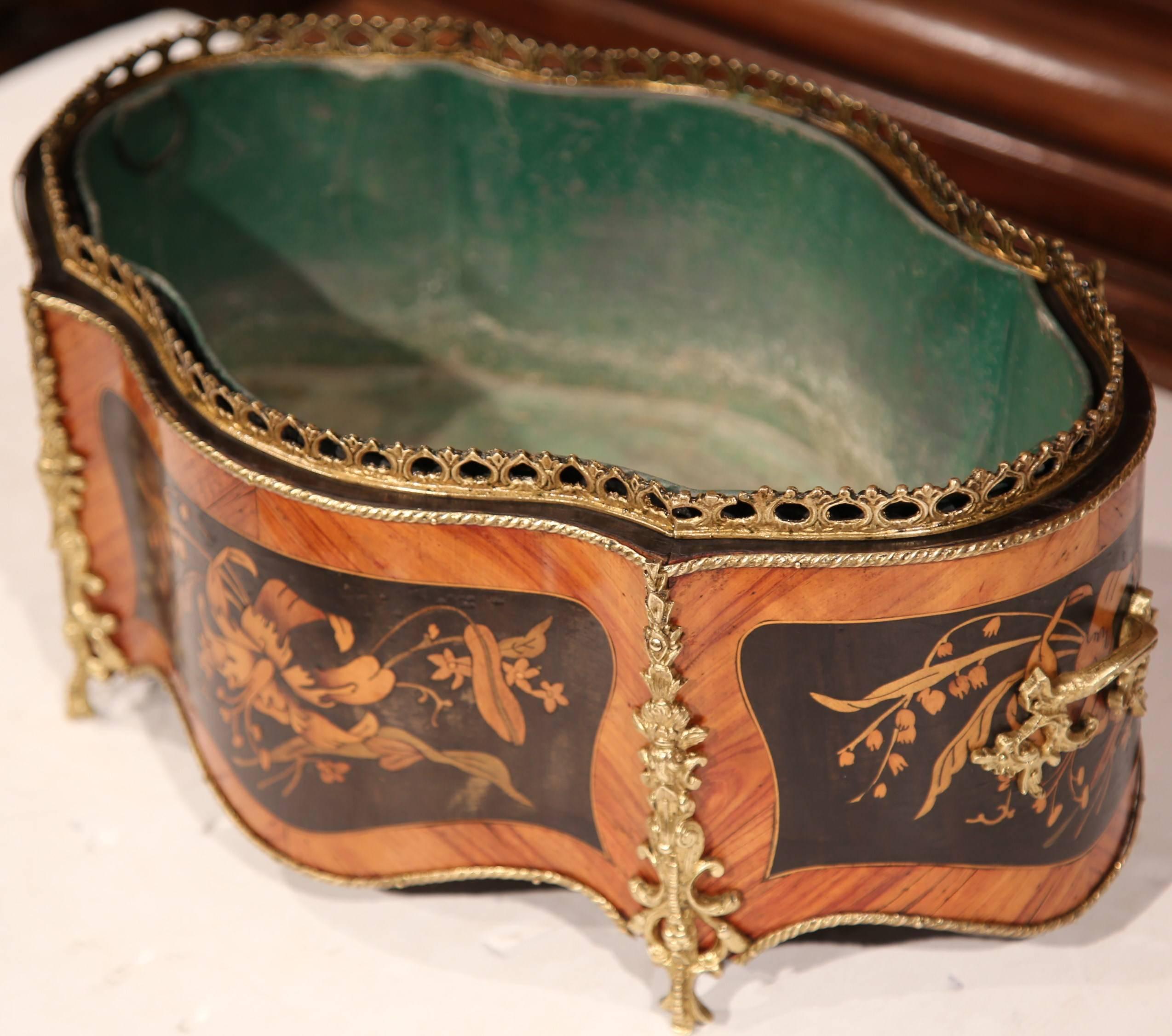 19th Century French Oval Rosewood Jardinière with Marquetry and Bronze Mounts 1