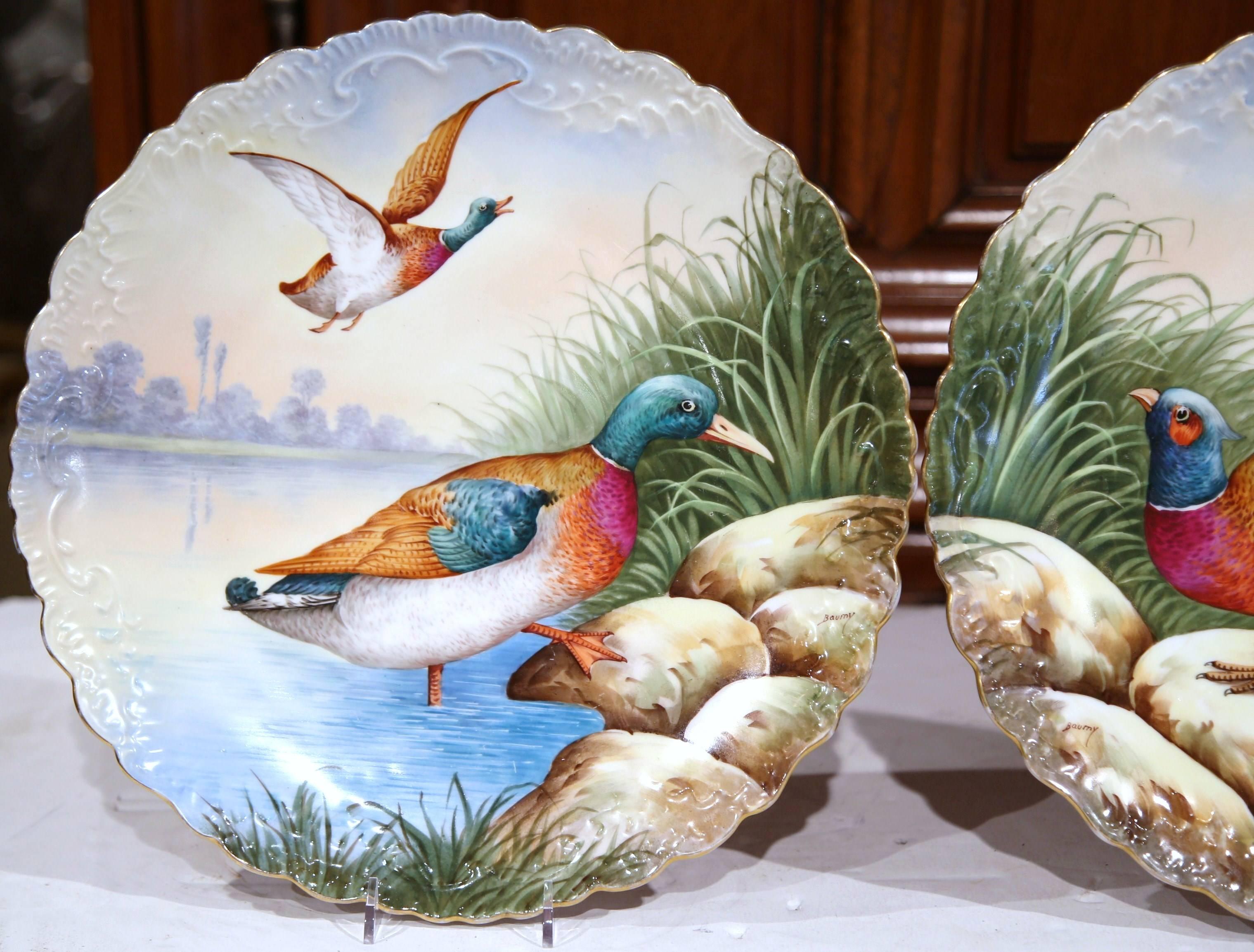 Pair of 19th Century French Hand-Painted Porcelain Birds Plates from Limoges In Excellent Condition In Dallas, TX