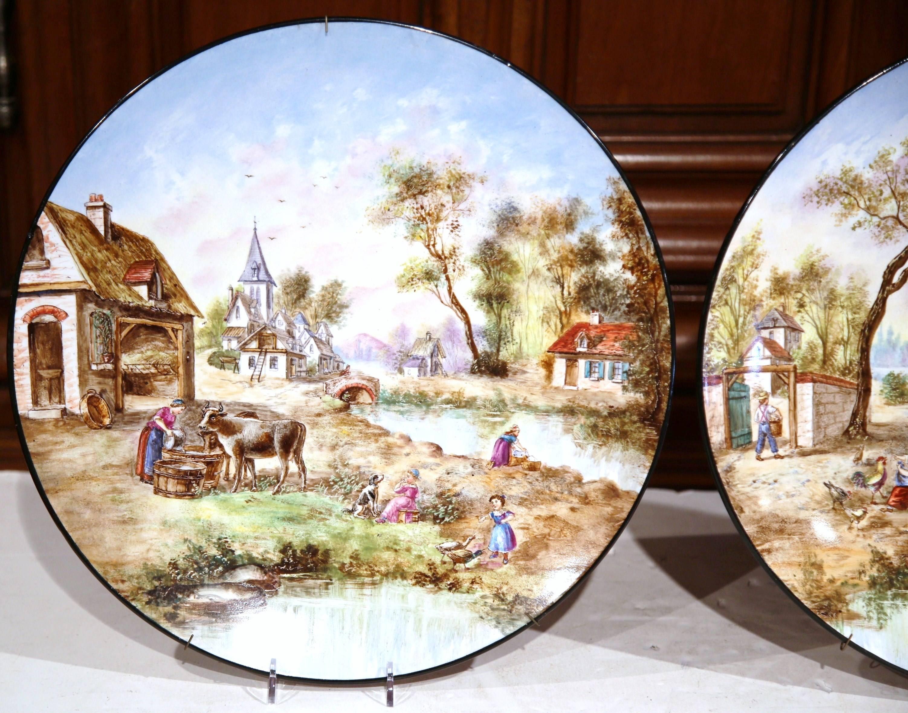Pair of Early 20th Century French Hand-Painted Faience Wall Plates In Excellent Condition In Dallas, TX