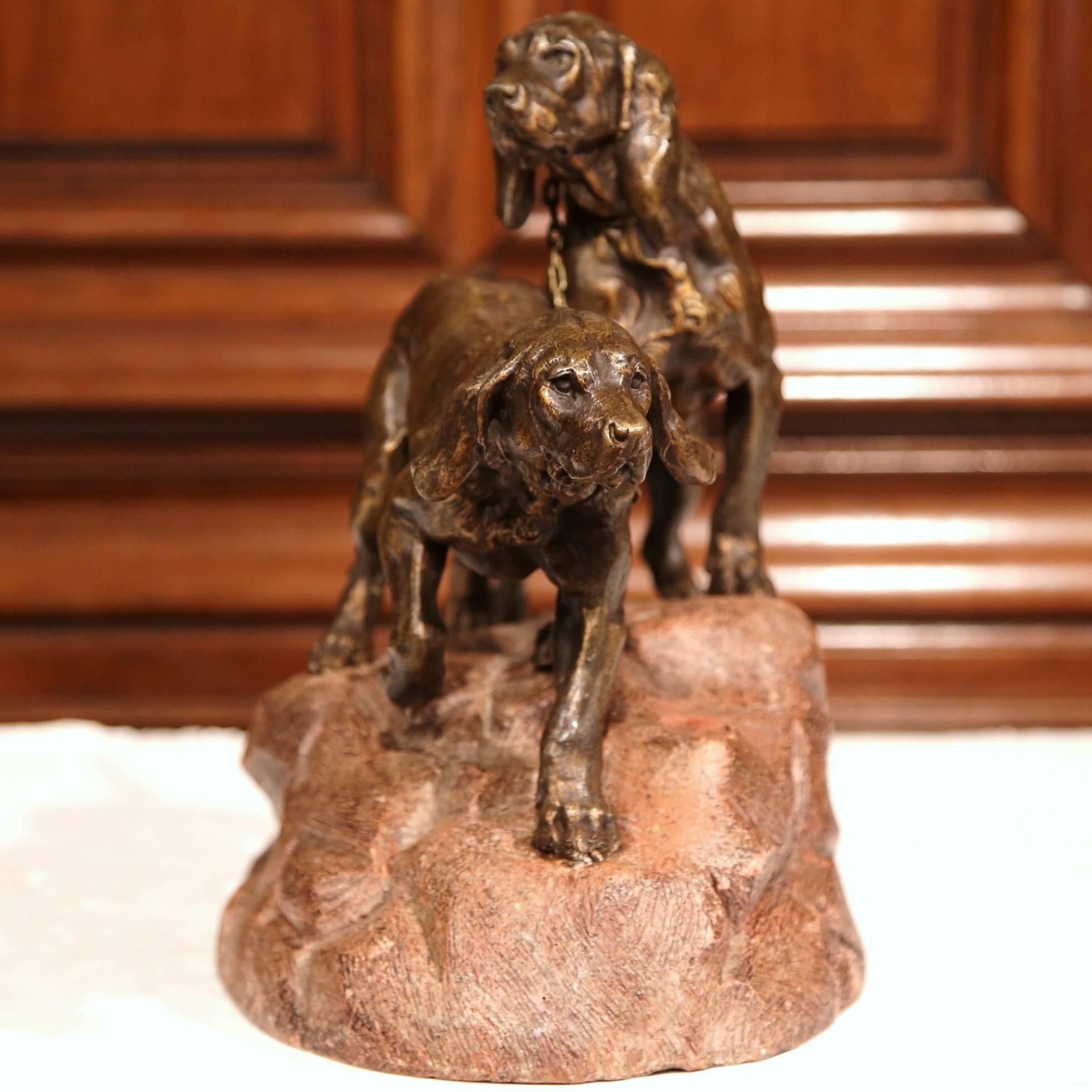 Scultura di cani da caccia in speltro patinato del XIX secolo su base in terracotta in vendita 1