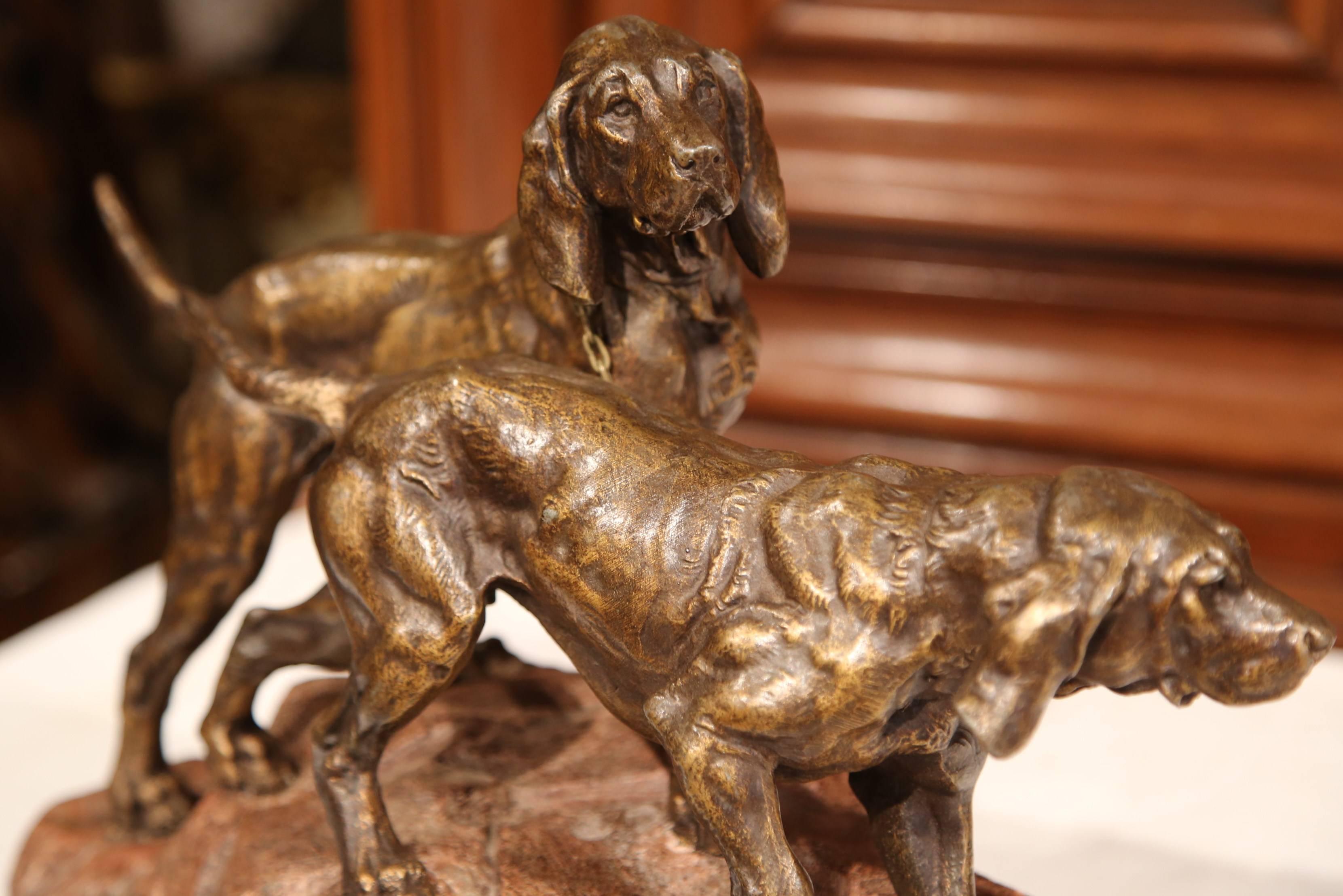 Terracotta Scultura di cani da caccia in speltro patinato del XIX secolo su base in terracotta in vendita