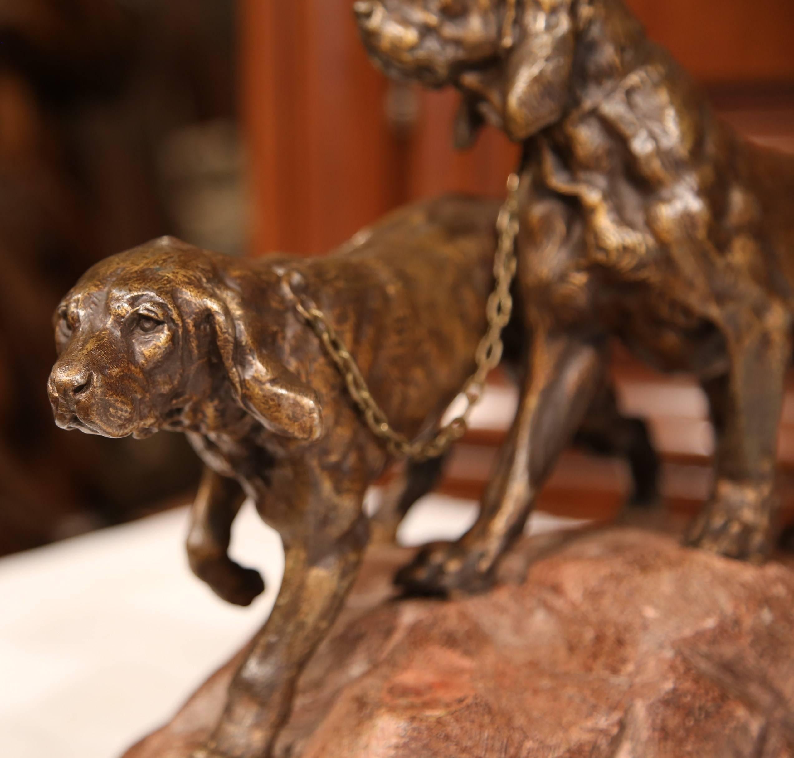 Fatto a mano Scultura di cani da caccia in speltro patinato del XIX secolo su base in terracotta in vendita